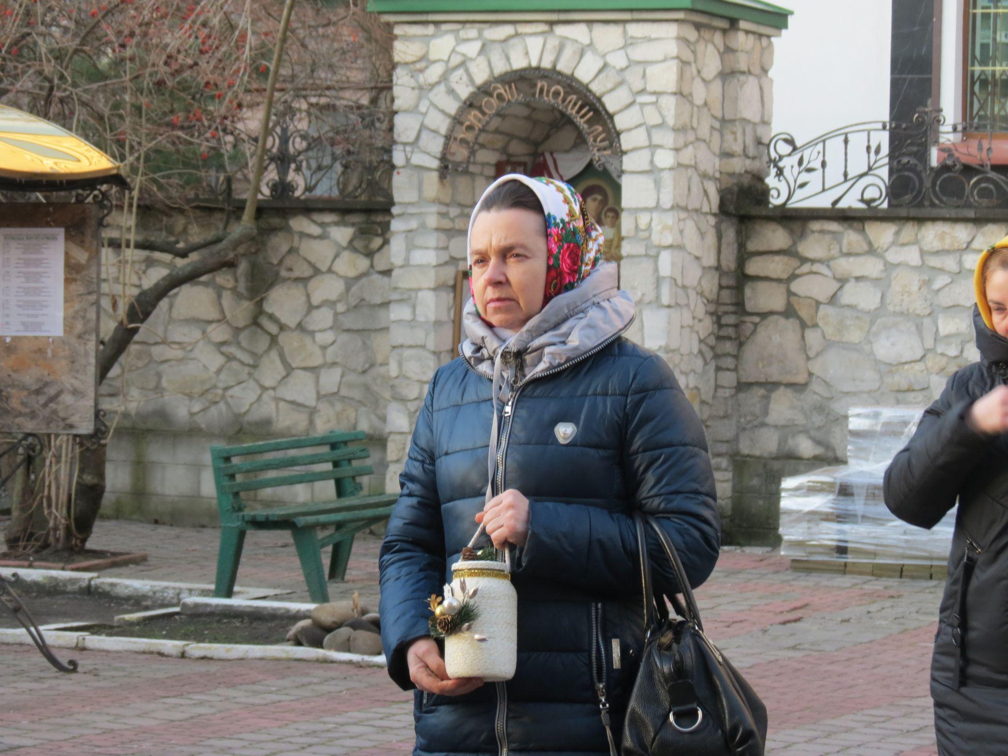 Новини Тернополя - фото з Сотні тернополян у чергах за освяченою водою: як у церквах Тернополя проходили служби у храмах