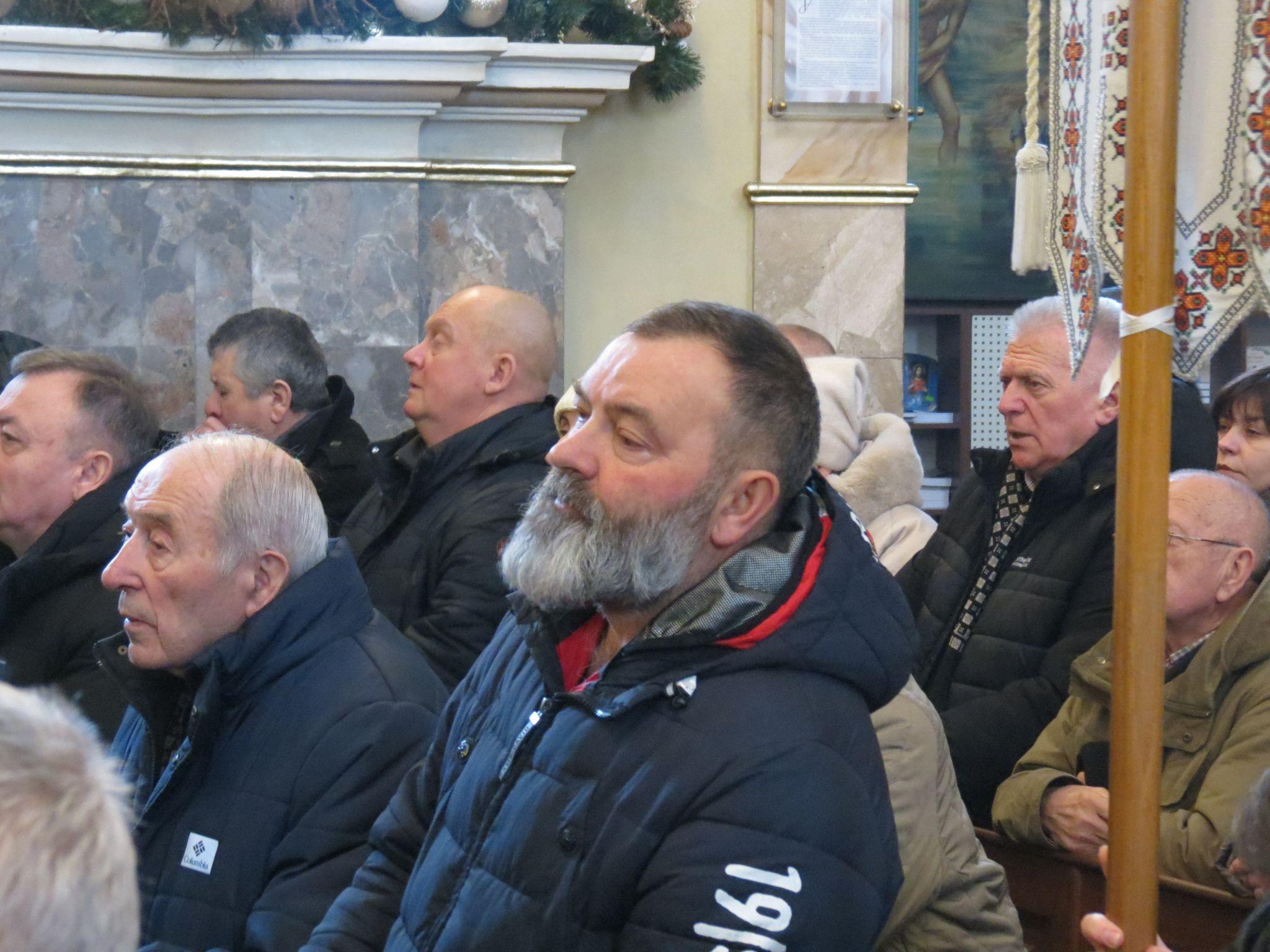 Новини Тернополя - фото з Сотні тернополян у чергах за освяченою водою: як у церквах Тернополя проходили служби у храмах