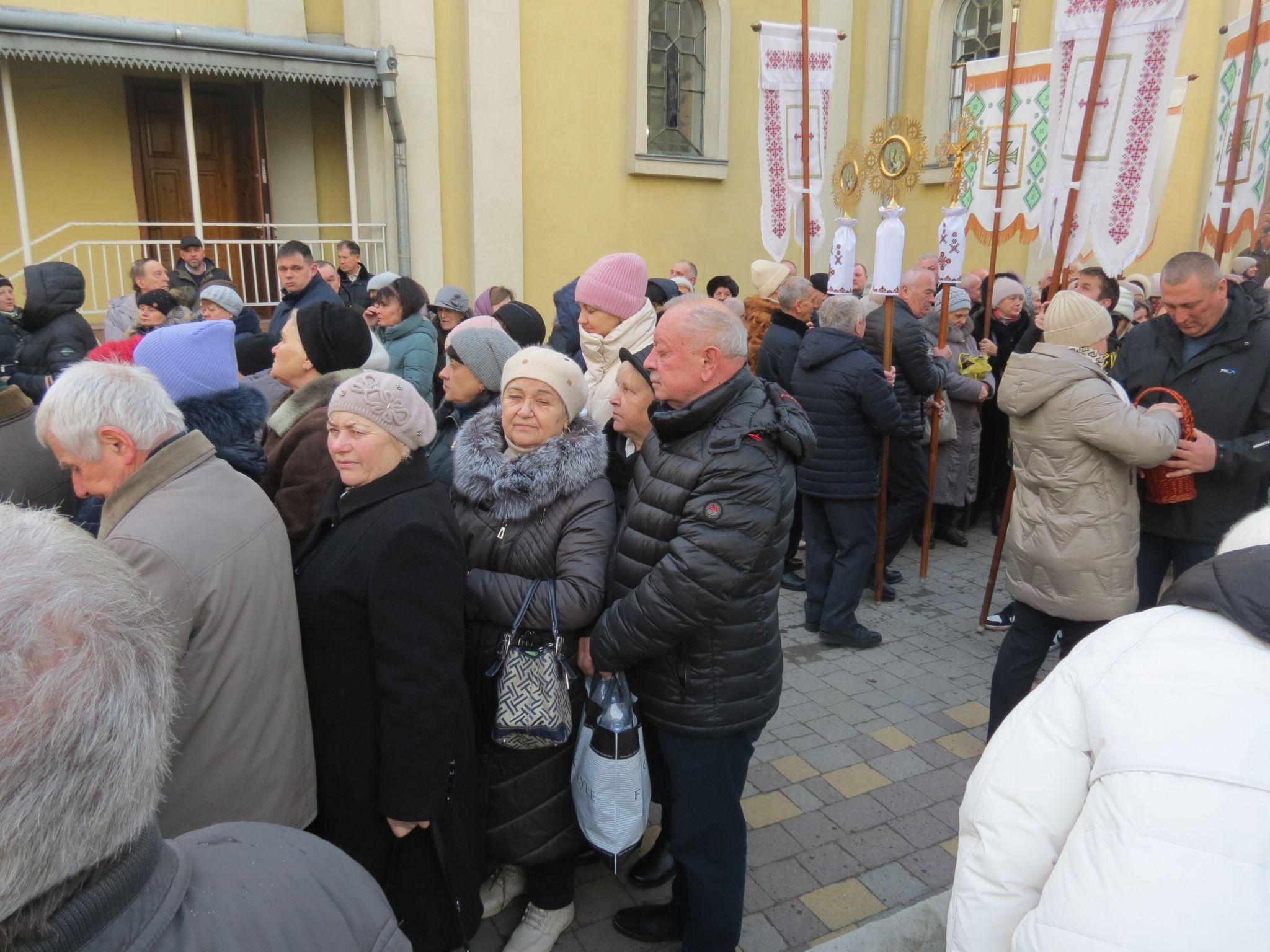 Новини Тернополя - фото з Сотні тернополян у чергах за освяченою водою: як у церквах Тернополя проходили служби у храмах