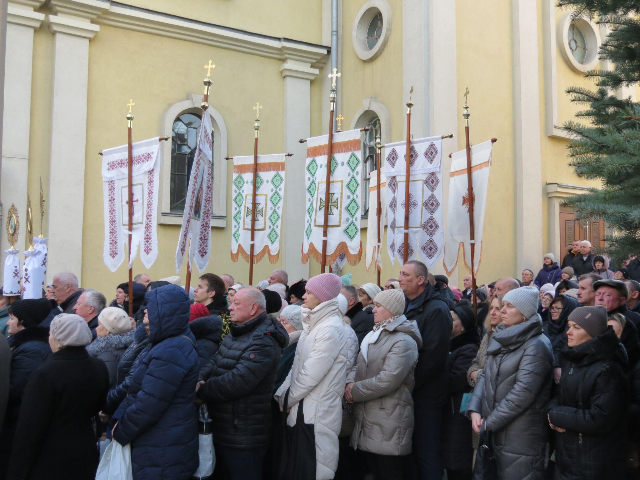 Новини Тернополя - фото з Сотні тернополян у чергах за освяченою водою: як у церквах Тернополя проходили служби у храмах