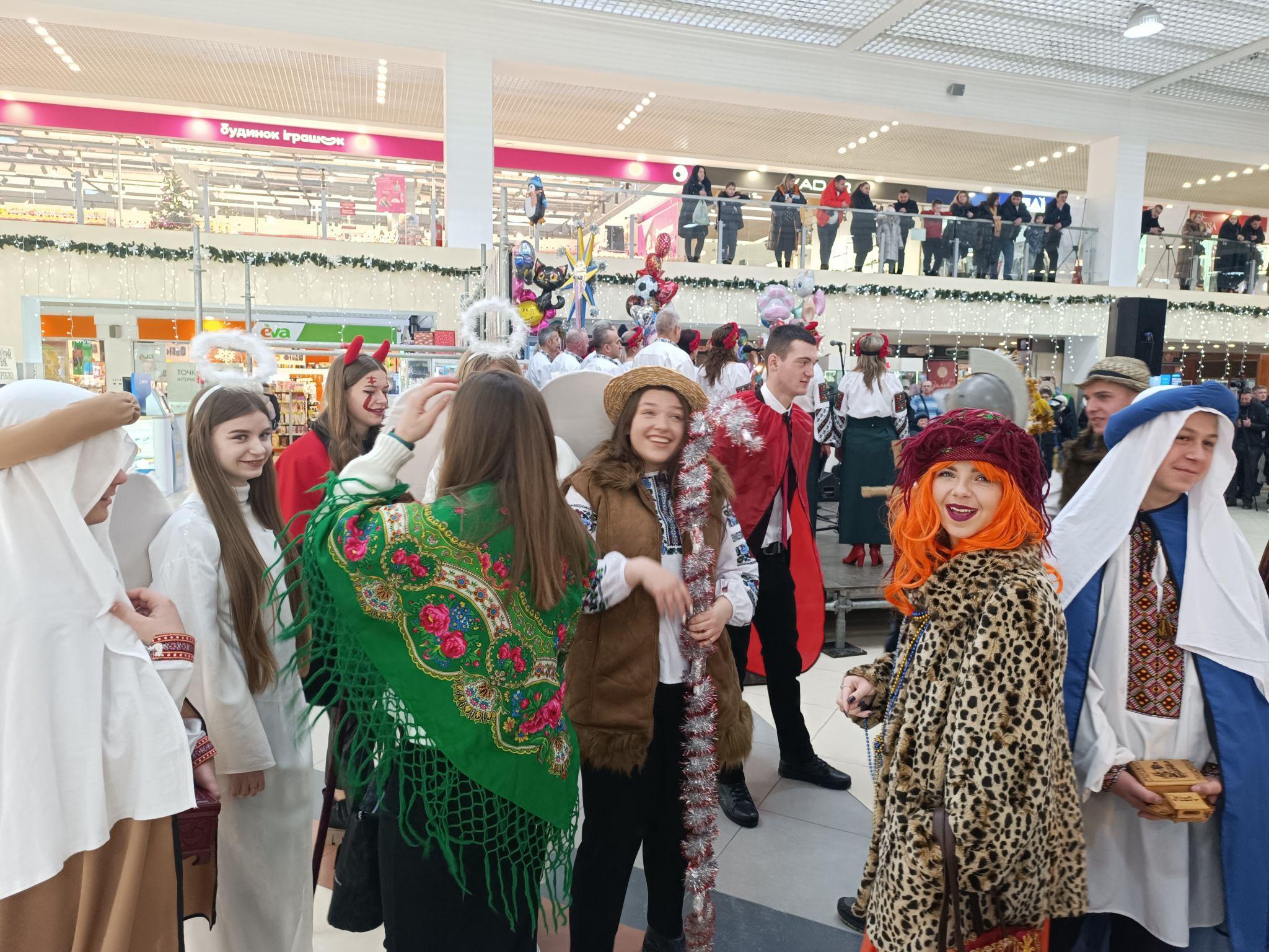 Новини Тернополя - фото з Колядки, щедрівки та різдвяні вистави: як у Тернополі проводять благодійне свято на підтримку ЗСУ