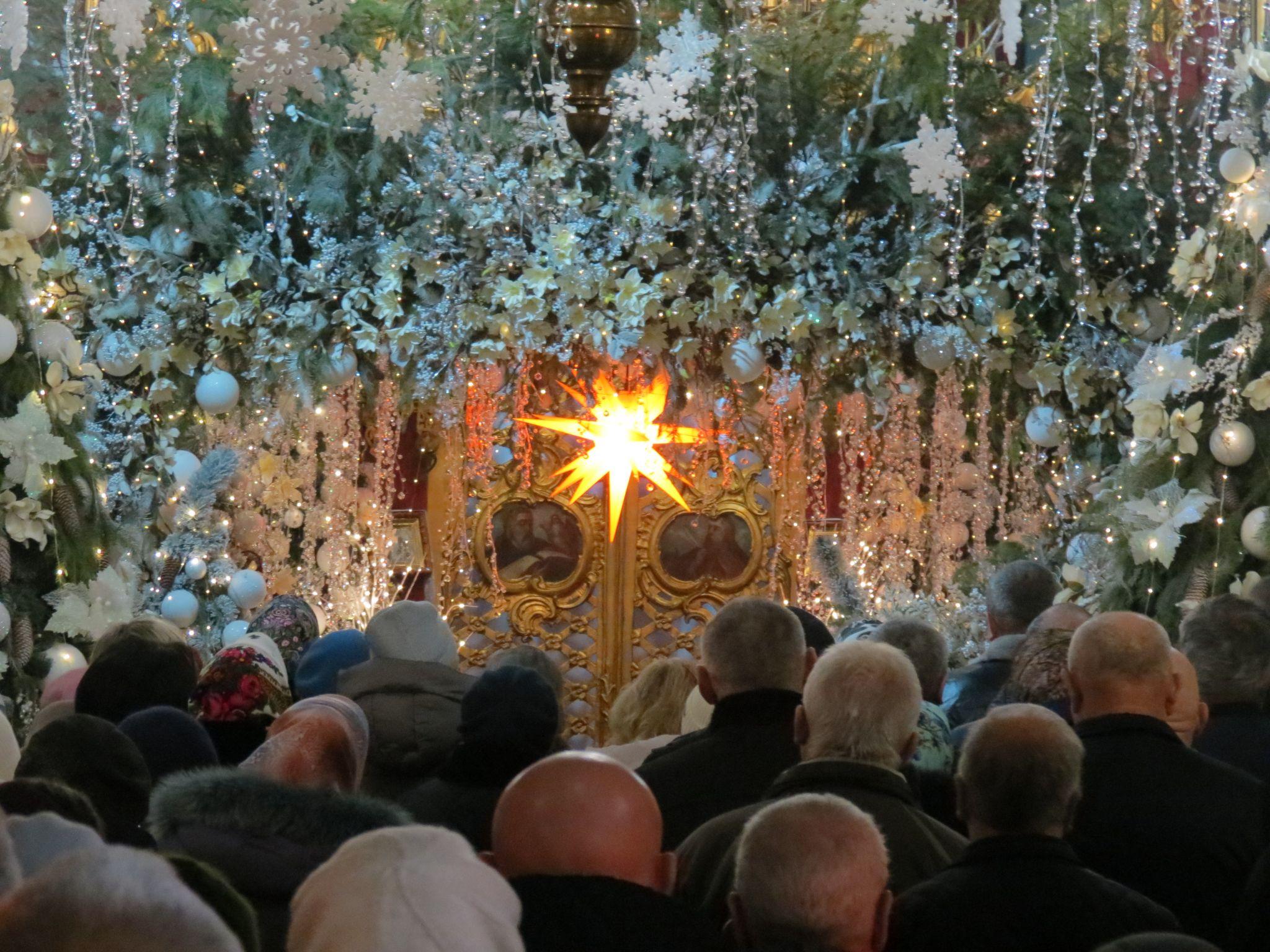 Новини Тернополя - фото з Сотні тернополян у чергах за освяченою водою: як у церквах Тернополя проходили служби у храмах