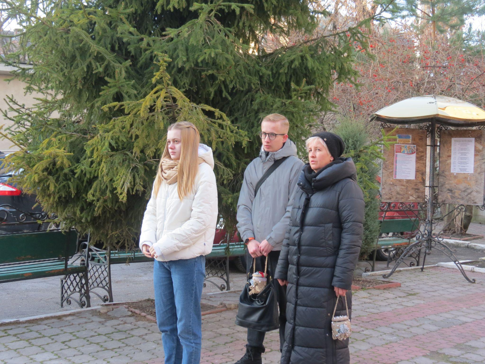 Новини Тернополя - фото з Сотні тернополян у чергах за освяченою водою: як у церквах Тернополя проходили служби у храмах