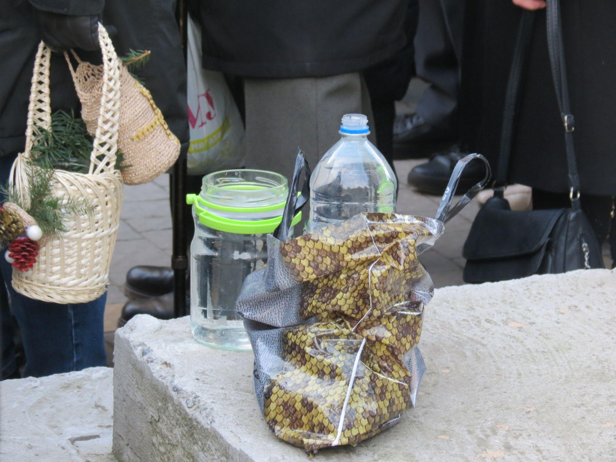 Новини Тернополя - фото з Сотні тернополян у чергах за освяченою водою: як у церквах Тернополя проходили служби у храмах