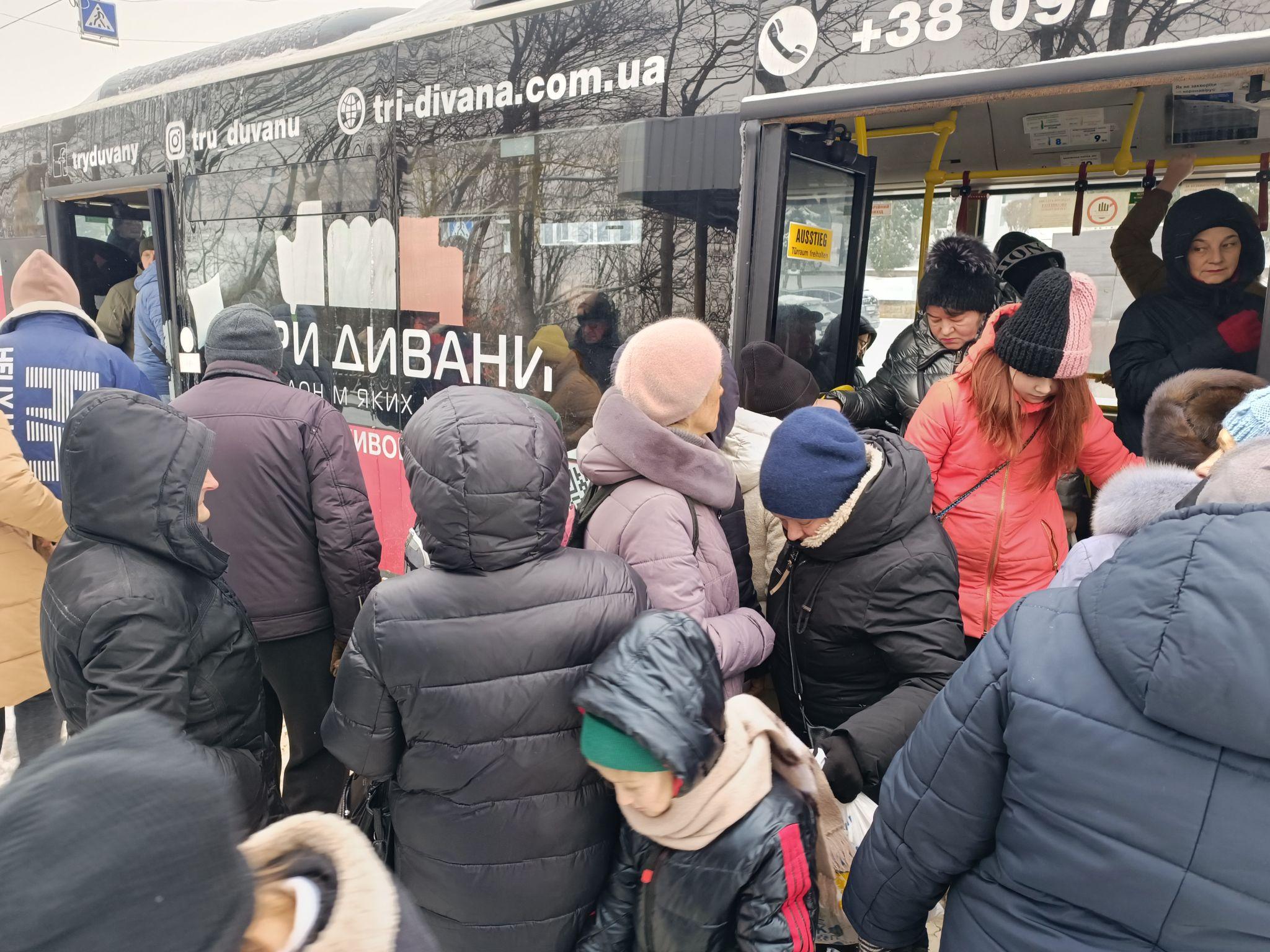 Новини Тернополя - фото з Дехто чекає годину на автобус: «20 хвилин»: як працює громадський транспорт у Тернополі