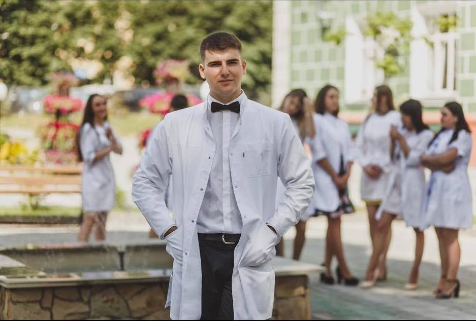 Новини Тернополя - фото з Випускника ТНМУ посмертно нагородили орденом Богдана Хмельницького На зображенні може бути: 5 людей, костюм та лікарня