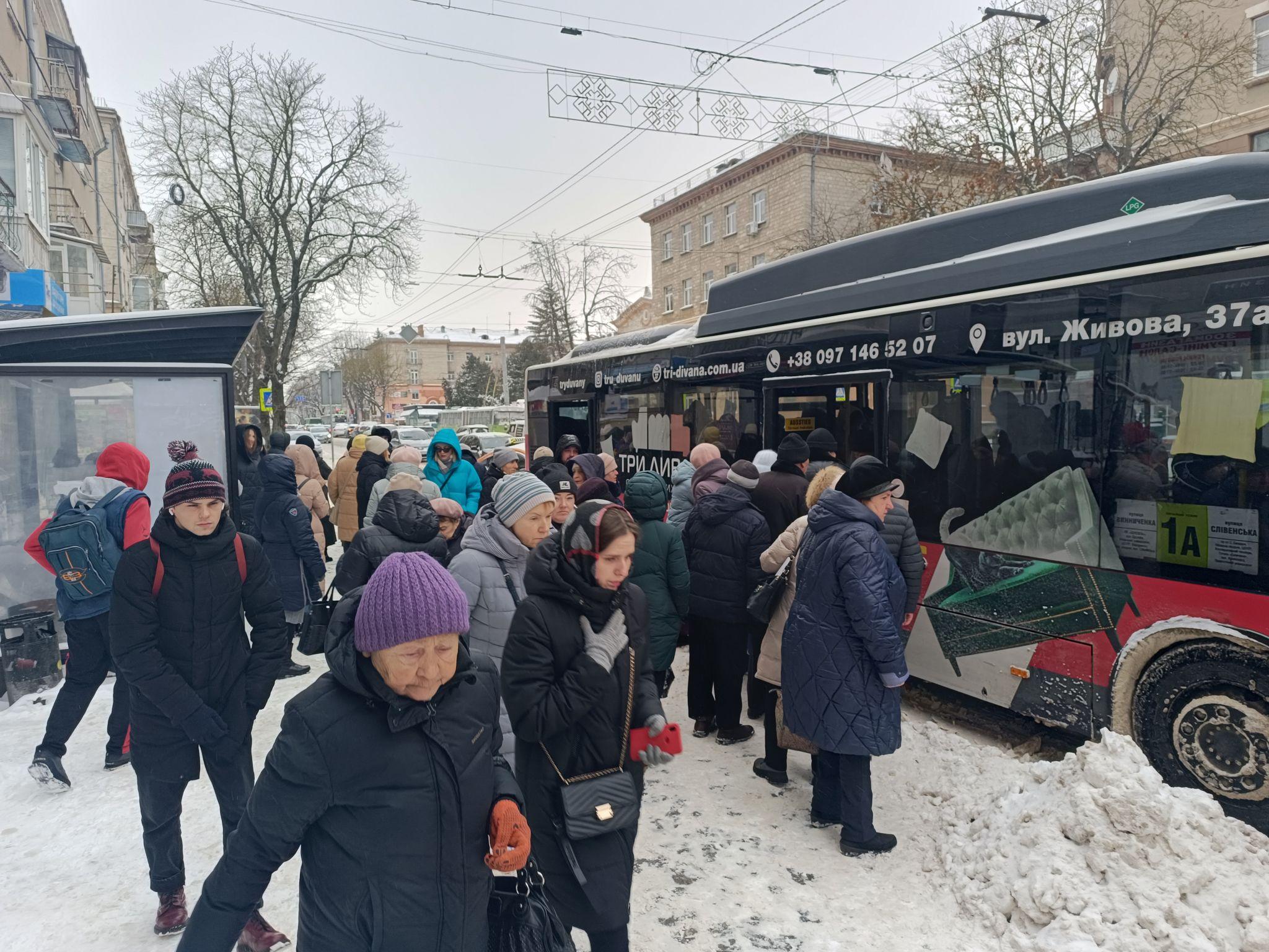 Новини Тернополя - фото з Дехто чекає годину на автобус: «20 хвилин»: як працює громадський транспорт у Тернополі