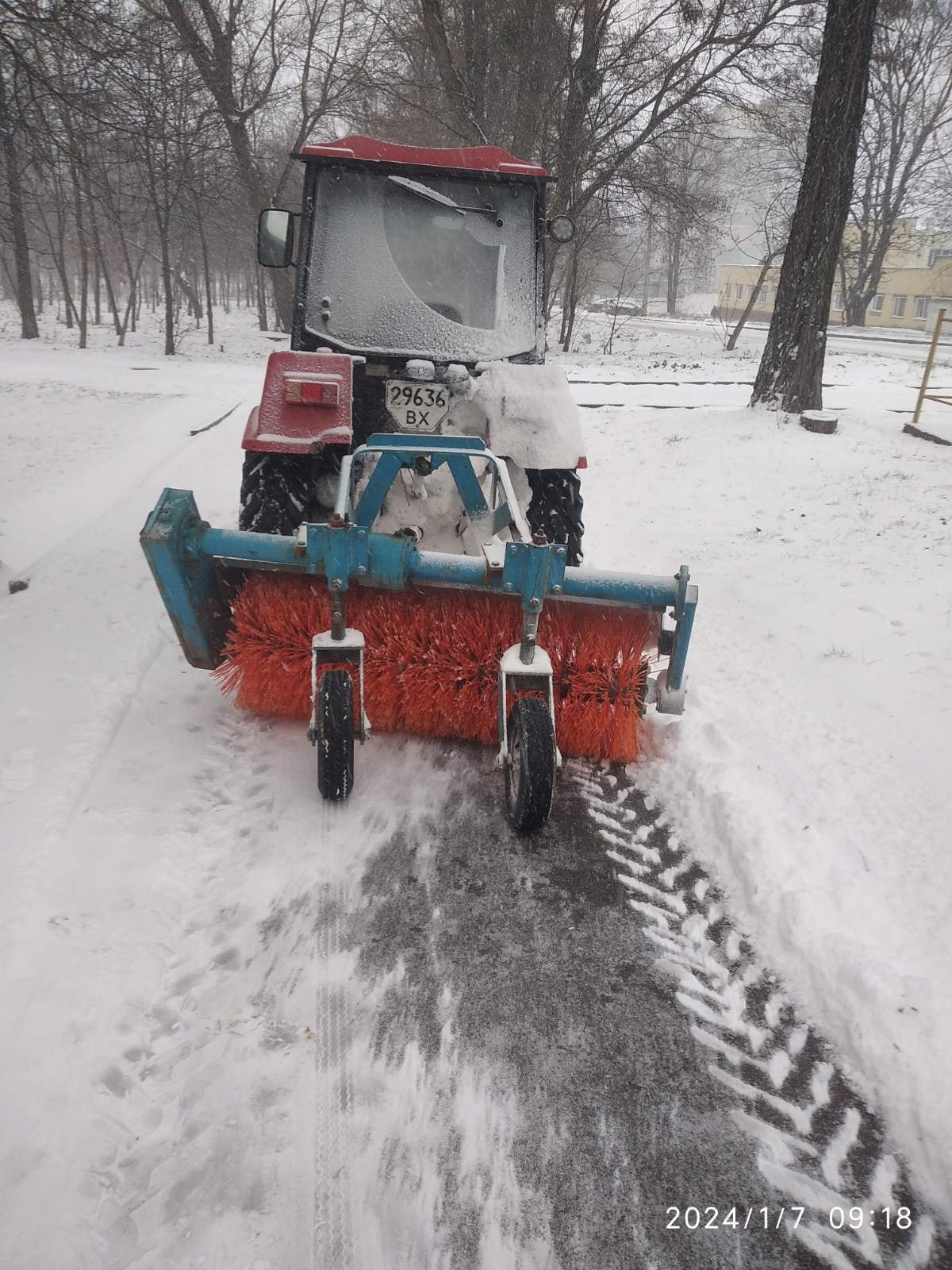 На зображенні може бути: снігоочисник, трактор та текст «29636 BX 2024/1/7 09:18»