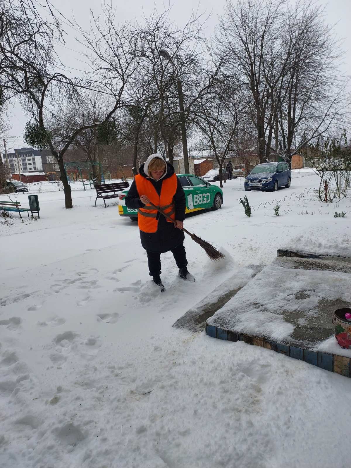 На зображенні може бути: 1 особа та сніжка