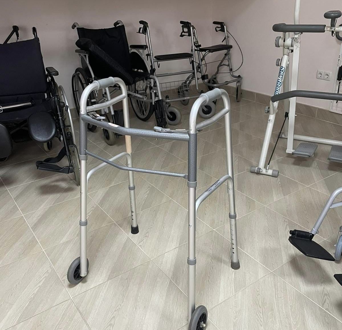 Новини Хмельницького - фото з Візок, милиці чи палиця напрокат: як у Хмельницькому взяти засоби для реабілітації