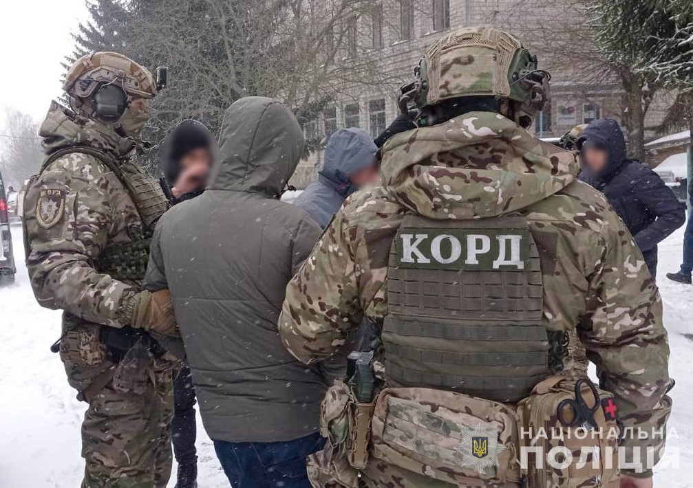 на вінниччині поліція затримала помічника судді та секретаря судових засідань під час одержання ними неправомірної вигоди
