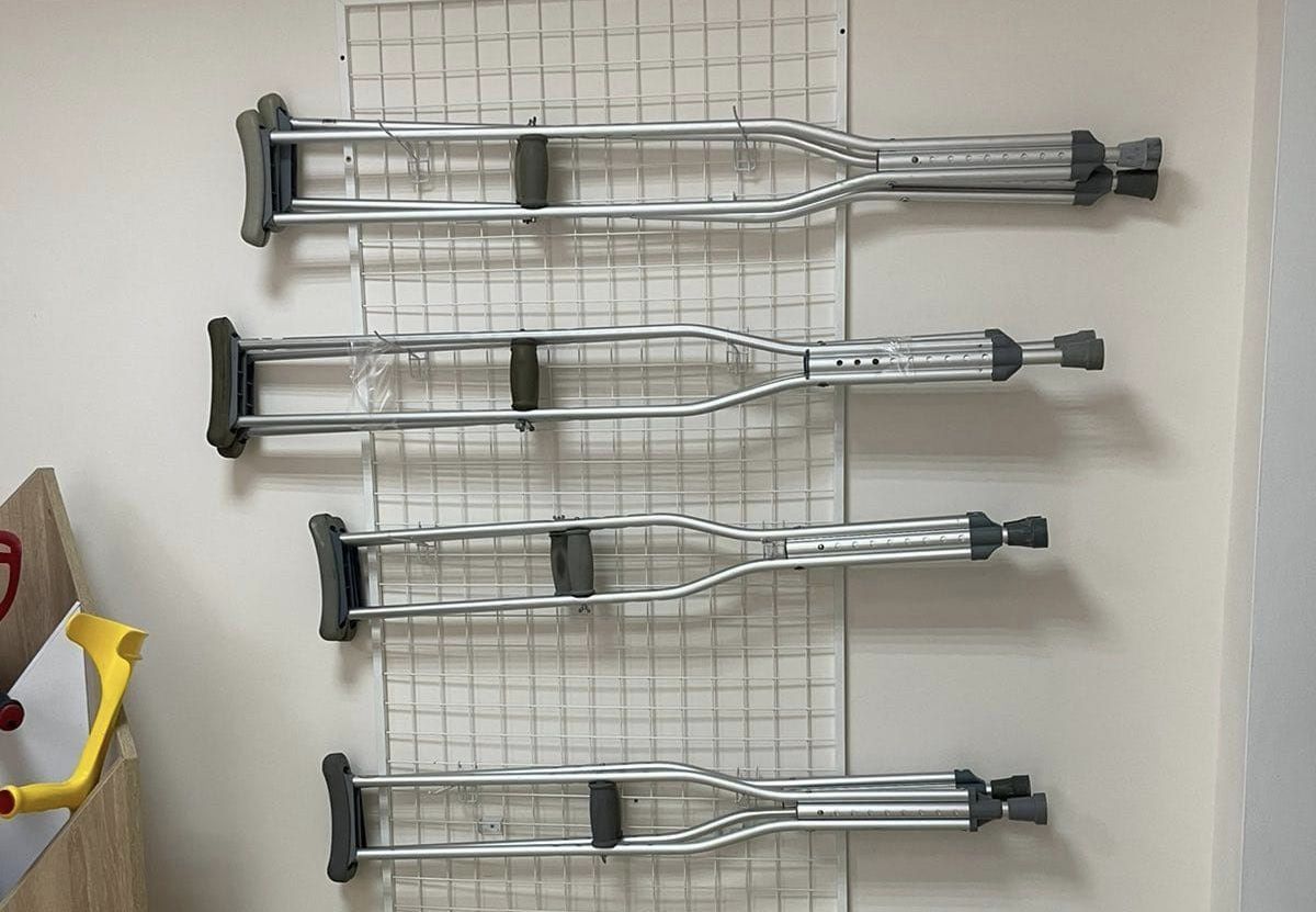 Новини Хмельницького - фото з Візок, милиці чи палиця напрокат: як у Хмельницькому взяти засоби для реабілітації