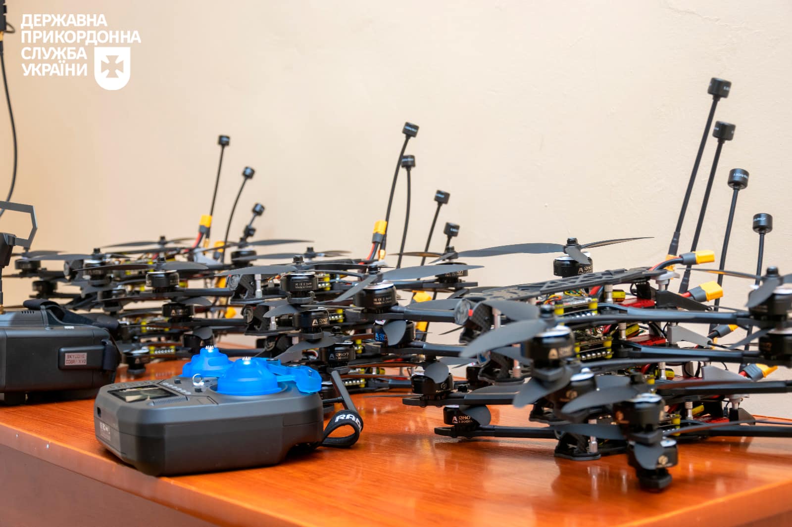 Новини Хмельницького - фото з Рідні загиблого прикордонника зі Старокостянтинова передали дрони для війська