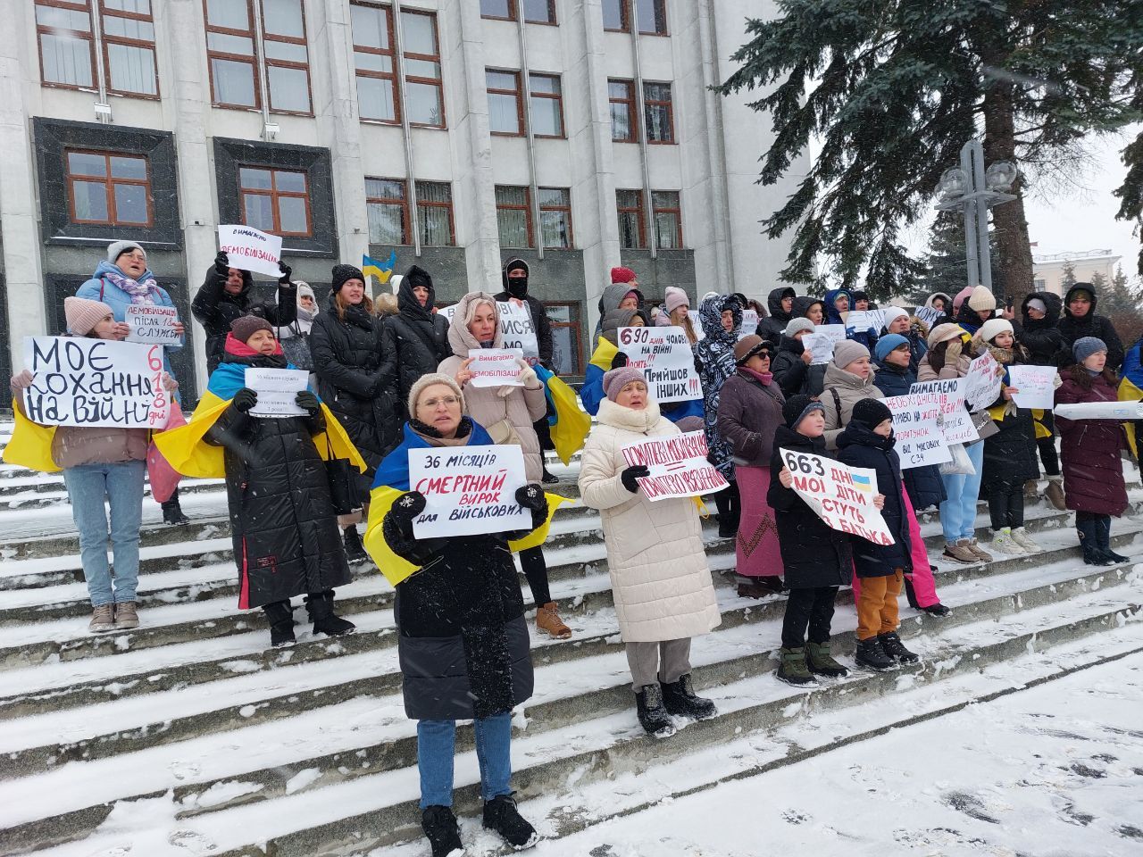 Новини Тернополя - фото з Поверніть рідних додому! На Театральному майдані вимагають визначити порядок демобілізації
