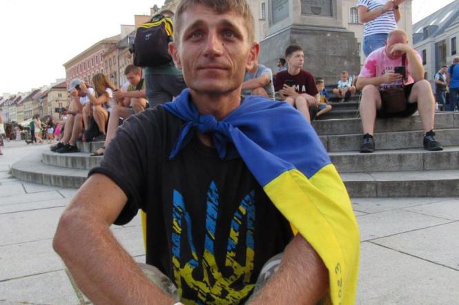 Ветеран-азовець мандрує та збирає кошти на ЗСУ. Сьогодні він у Вінниці
