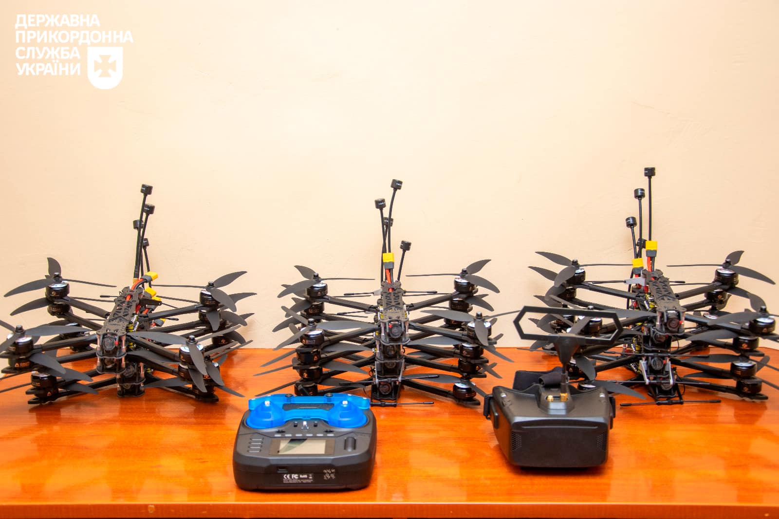 Новини Хмельницького - фото з Рідні загиблого прикордонника зі Старокостянтинова передали дрони для війська