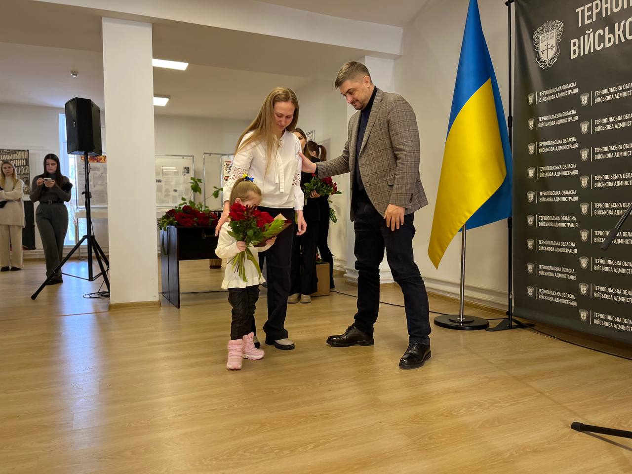 Новини Тернополя - фото з «Вони навіки у наших серцях»: у Тернополі посмертно нагородили військових (РЕПОРТАЖ)