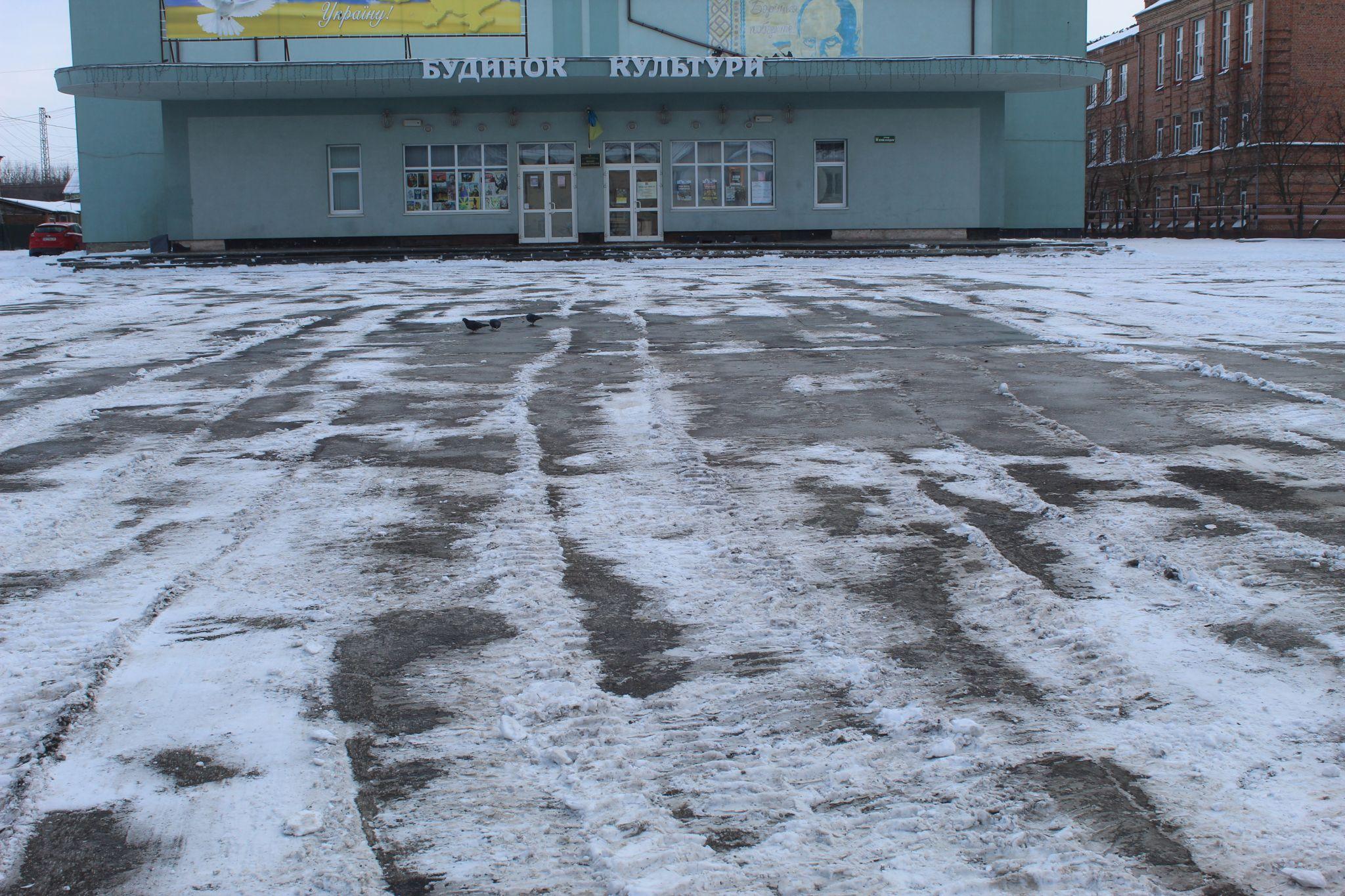 Новини Козятина - фото з На площі «голубі ялинки» комунальники загорнули снігом