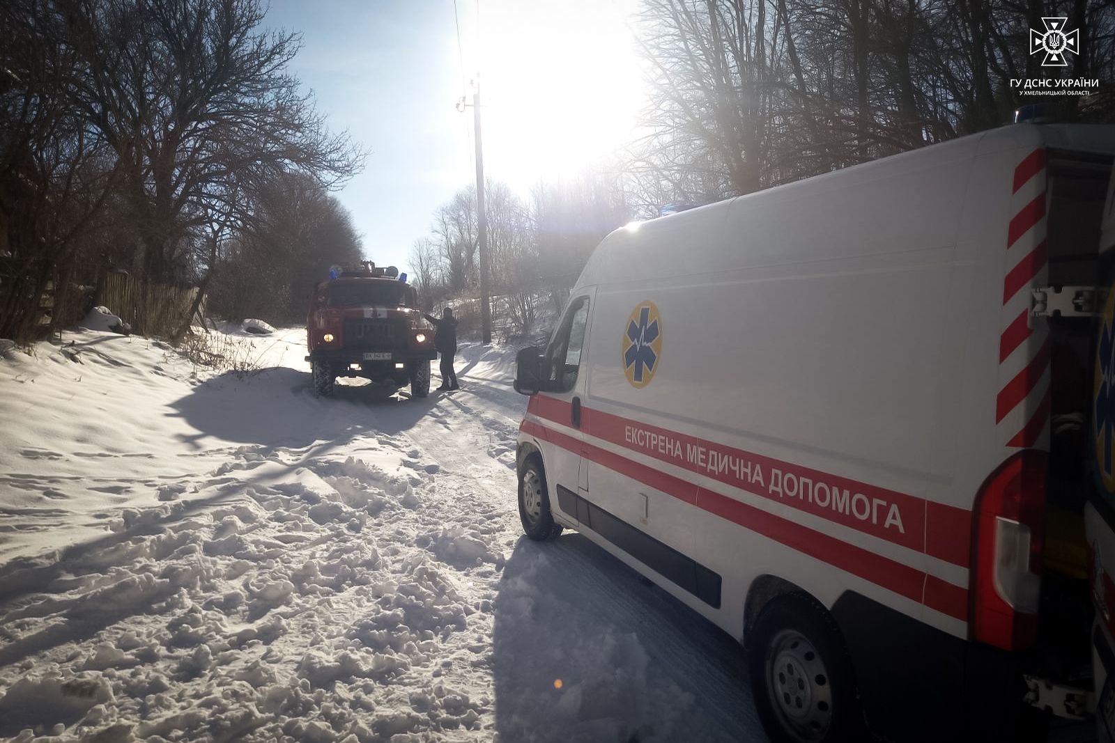 Новини Хмельницького - фото з У Білогір’ї надзвичайники витягнули “швидку” зі снігового замету та врятували пацієнтку