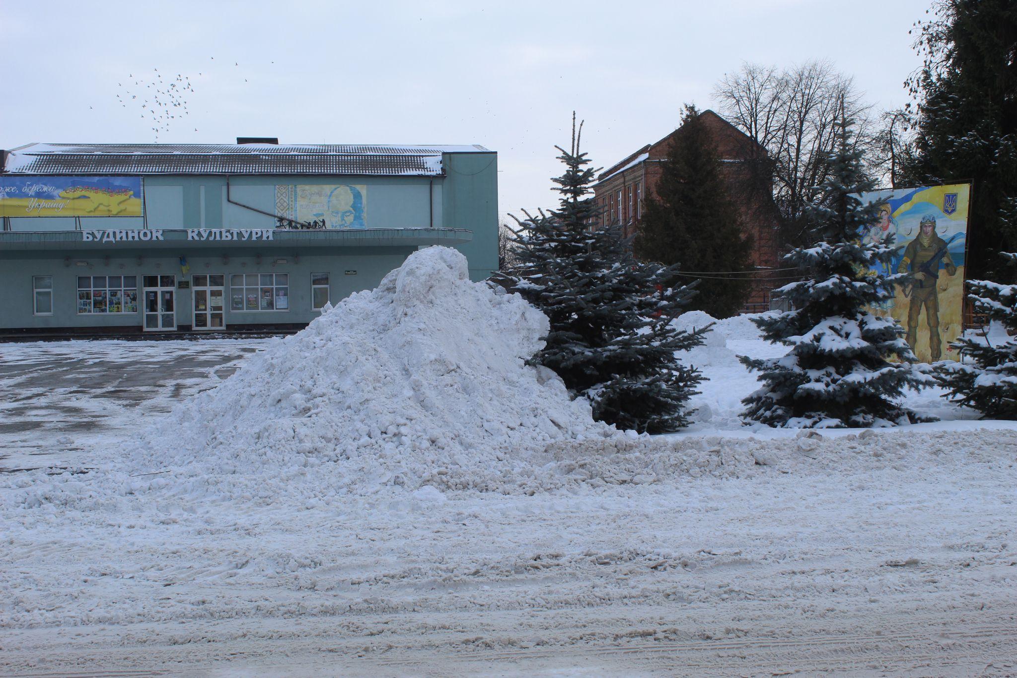 Новини Козятина - фото з На площі «голубі ялинки» комунальники загорнули снігом