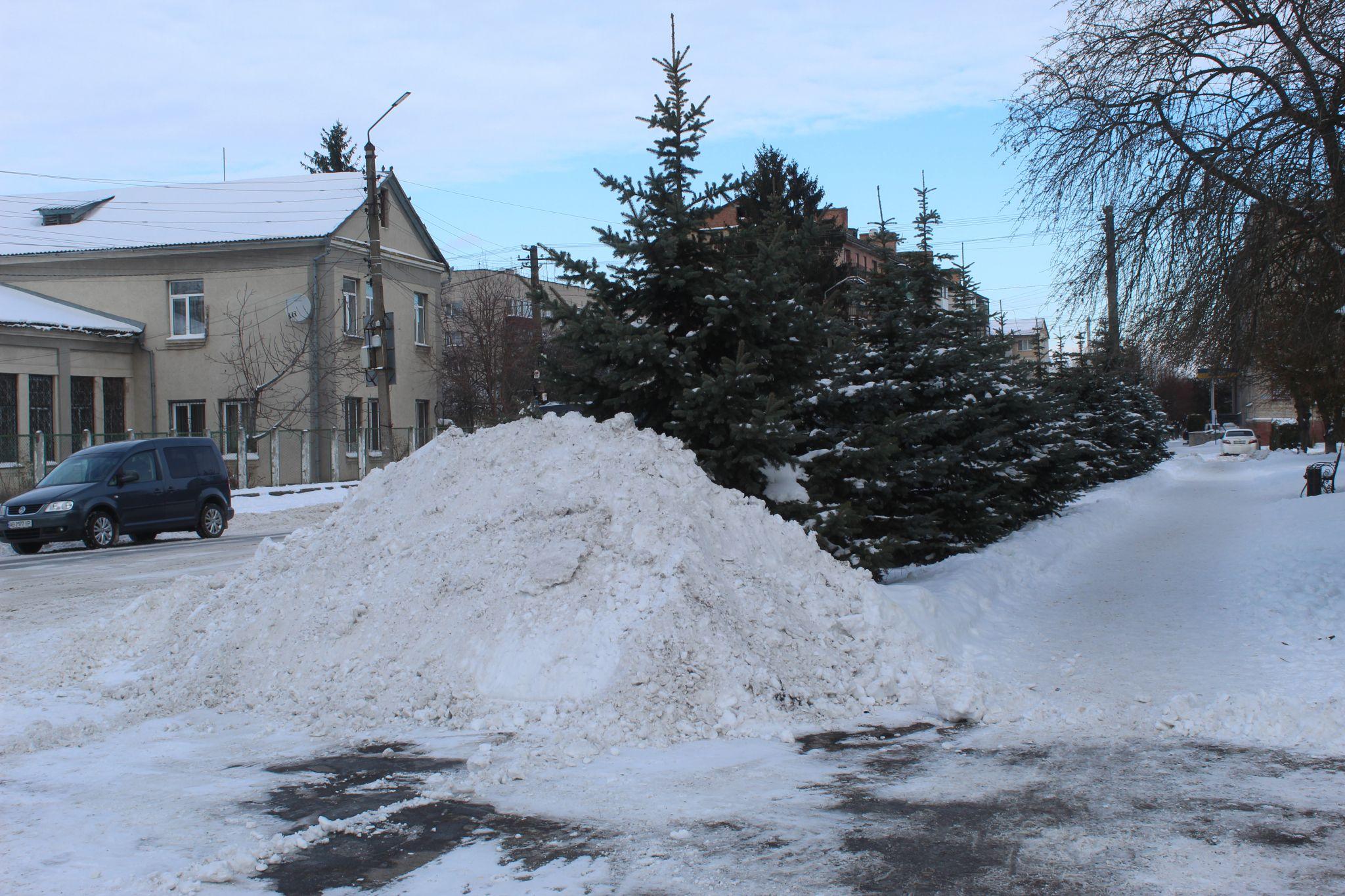 Новини Козятина - фото з На площі «голубі ялинки» комунальники загорнули снігом