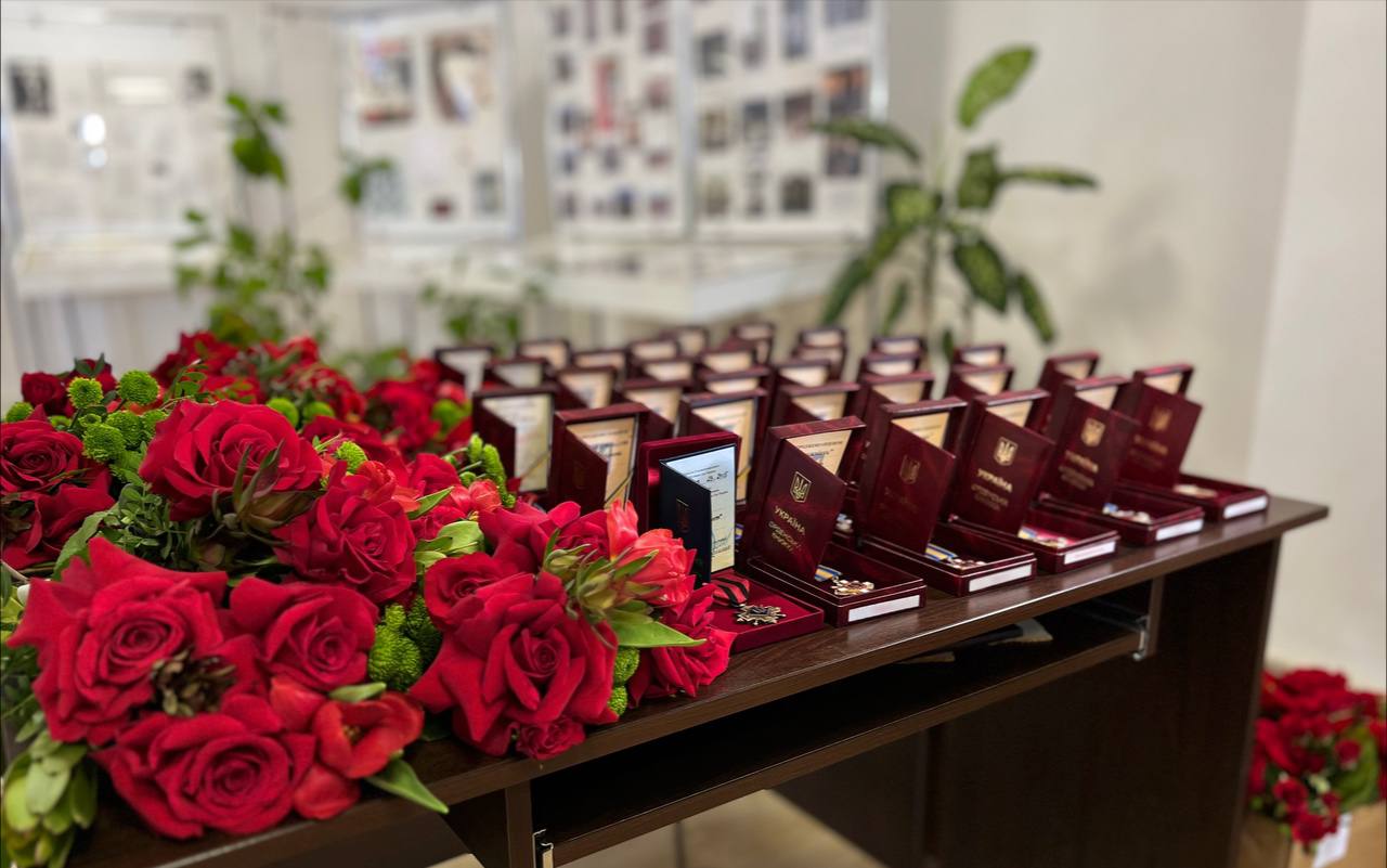 Новини Тернополя - фото з «Вони навіки у наших серцях»: у Тернополі посмертно нагородили військових (РЕПОРТАЖ)