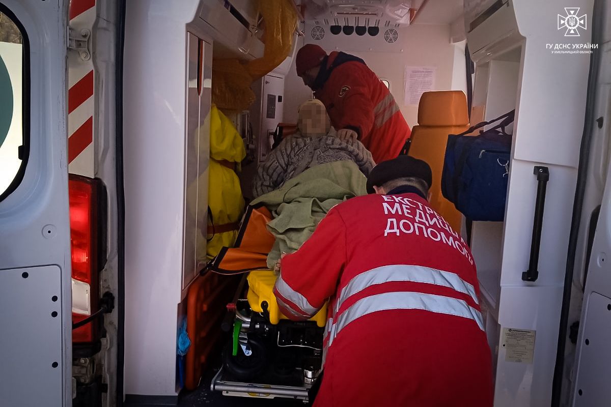 Новини Хмельницького - фото з У Білогір’ї надзвичайники витягнули “швидку” зі снігового замету та врятували пацієнтку