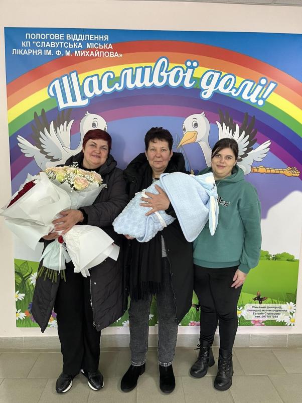 Новини Хмельницького - фото з Побачить татка лише на фото. В загиблого захисника зі Славути народився син