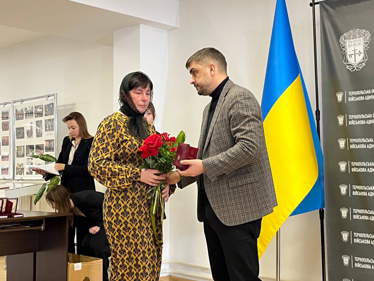 Новини Тернополя - фото з «Вони навіки у наших серцях»: у Тернополі посмертно нагородили військових (РЕПОРТАЖ)