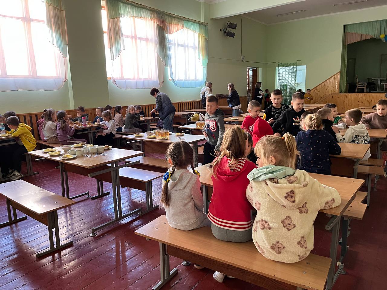 Новини Тернополя - фото з Розраховуються за обіди е-карткою: «20 хвилин» перевірили, як у школах працює система для пільговиків