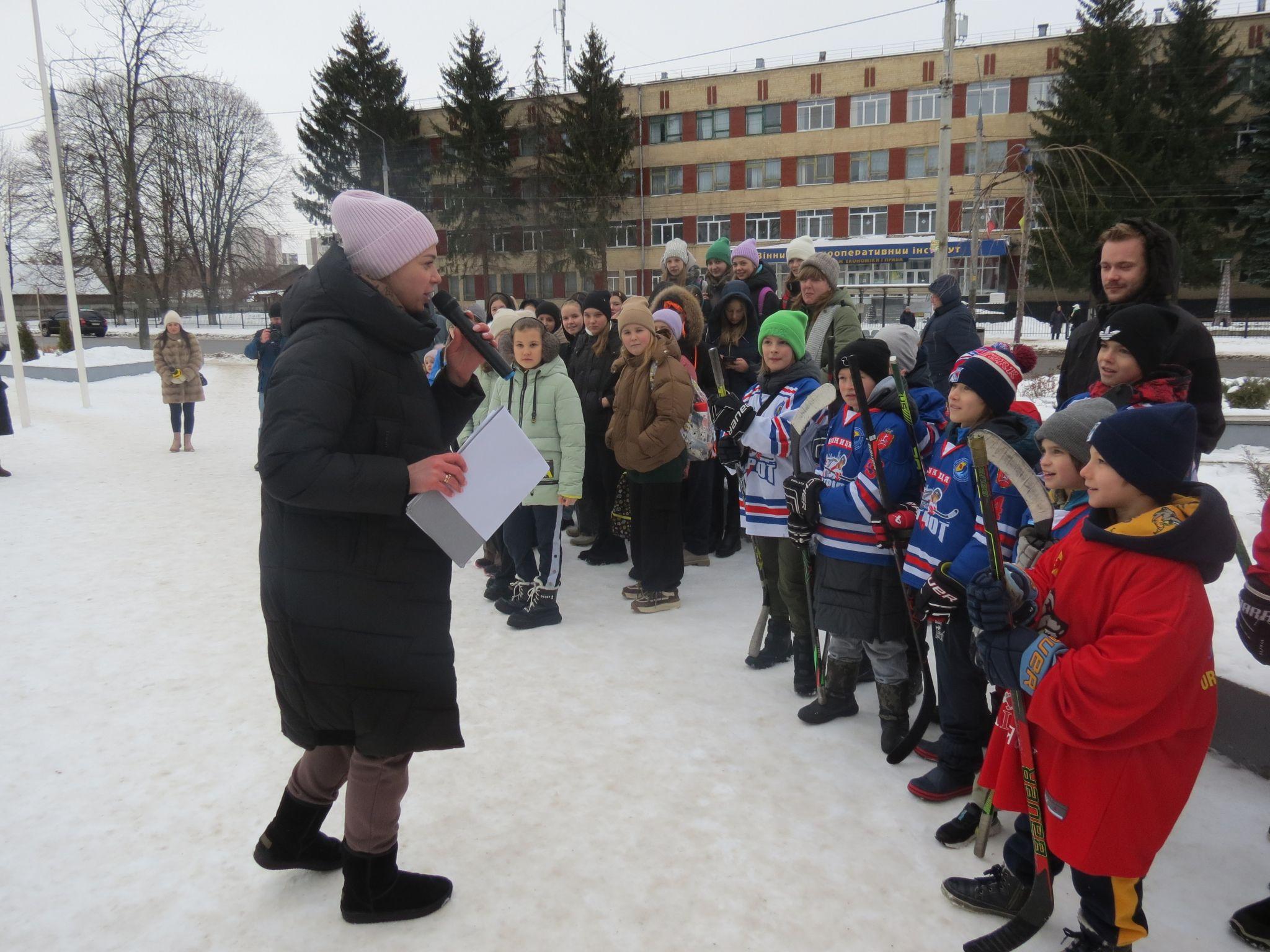 Новини Вінниці - фото з У Вінниці підняли олімпійський прапор з нагоди старту юнацьких Олімпійських ігор