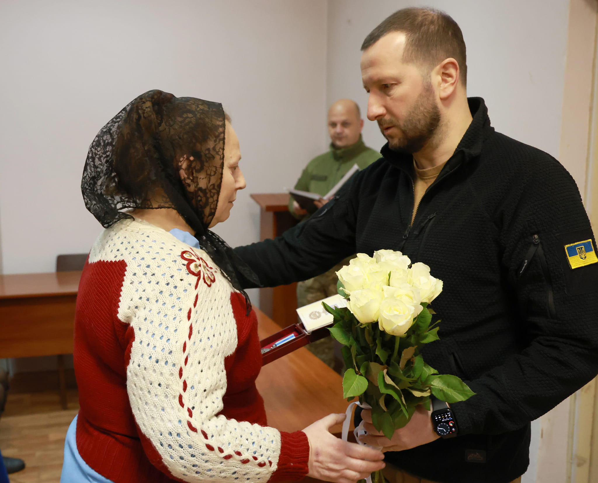 Новини Хмельницького - фото з Вручили нагороди рідним загиблих хмельничан: молодшому було 23 роки Возможно, это изображение 2 человека