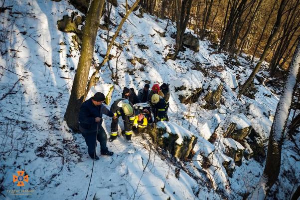 Новини Хмельницького - фото з У Дністровському каньйоні чоловік впав з 20-метрової скелі