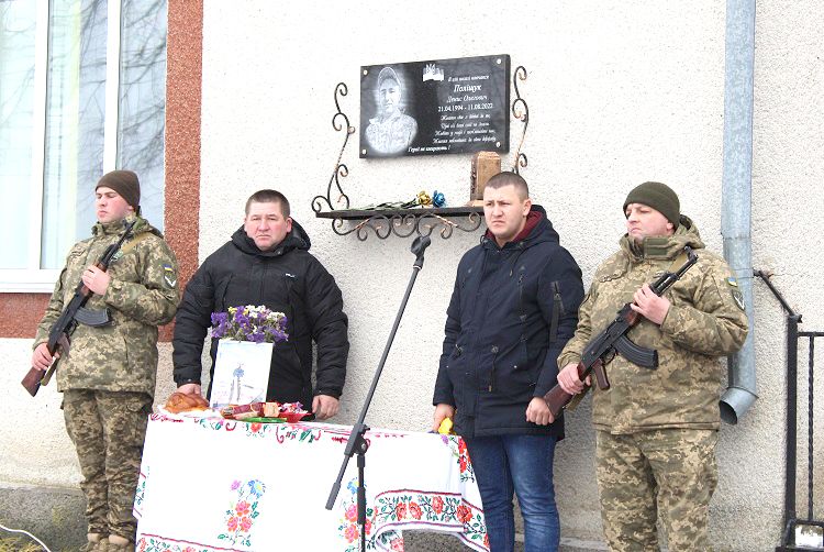 Новини Вінниці - фото з «Завдяки таким, як Денис, ворог не увійшов у столицю». Ще одна пам’ятна дошка військовому