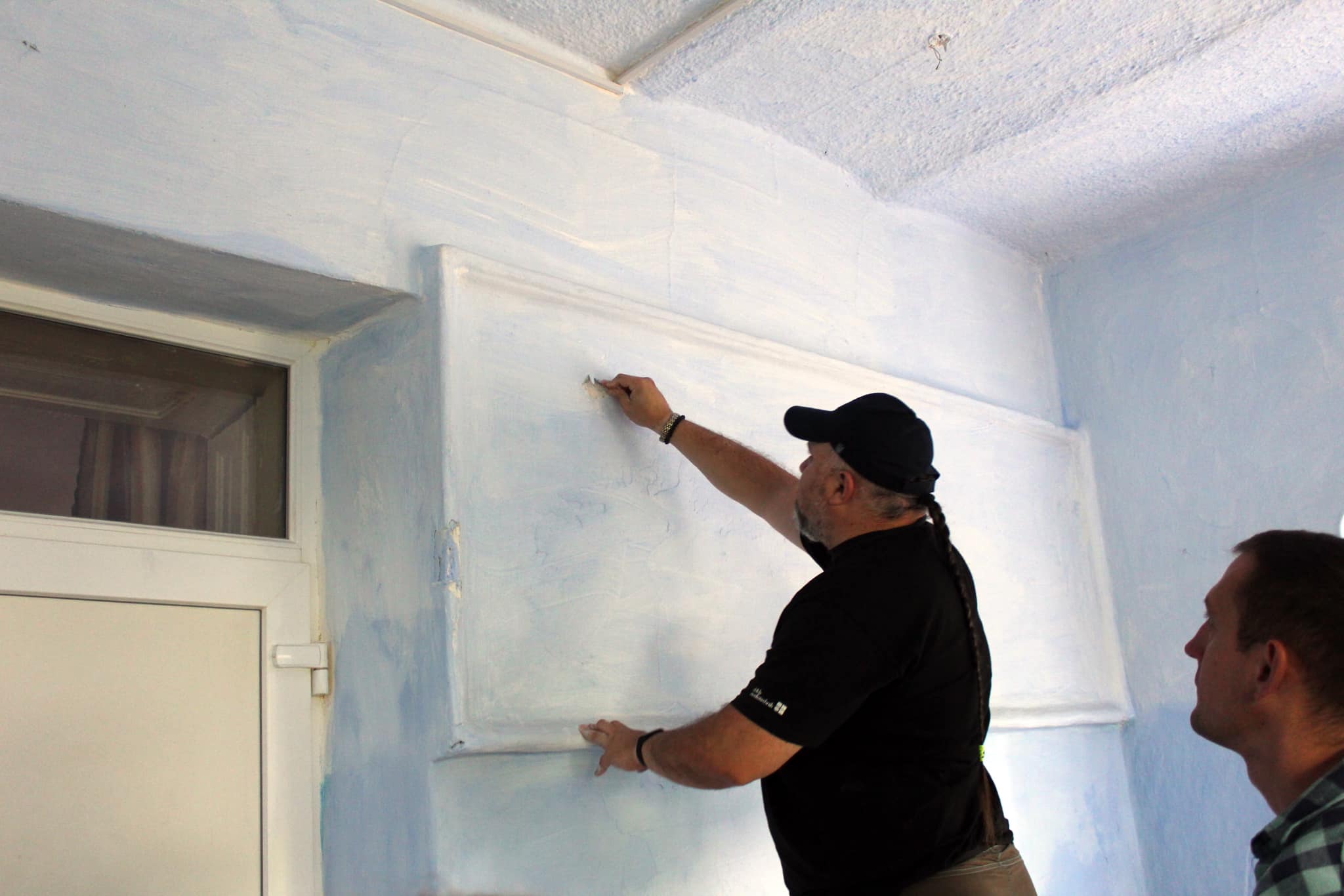 Возможно, это изображение 2 человека