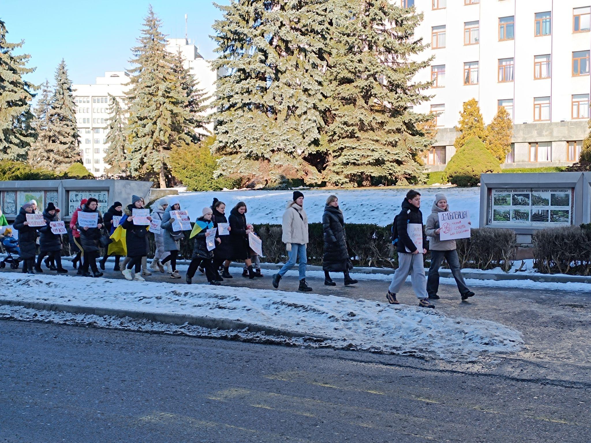 Новини Тернополя - фото з «Вимагаємо термінів служби!», «Військові теж втомлюються»: у центр Тернополя вийшли мітингувальники