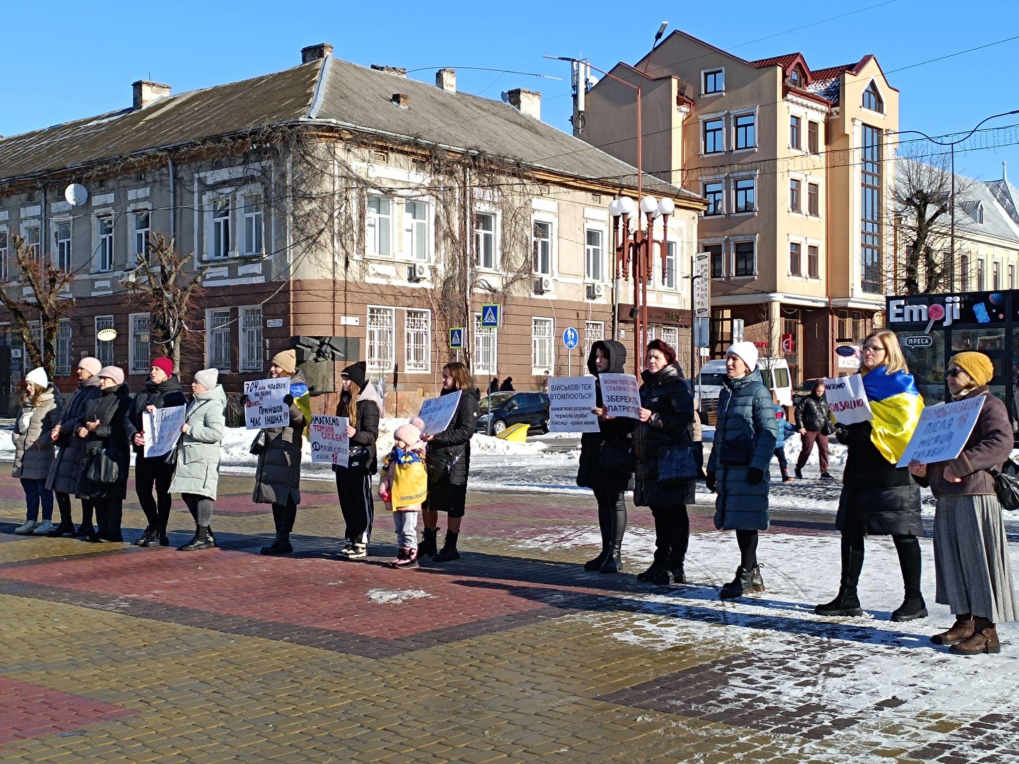 Новини Тернополя - фото з «Вимагаємо термінів служби!», «Військові теж втомлюються»: у центр Тернополя вийшли мітингувальники