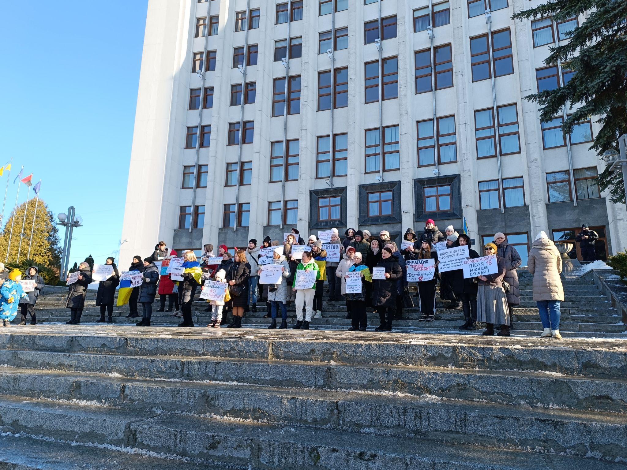 Новини Тернополя - фото з «Вимагаємо термінів служби!», «Військові теж втомлюються»: у центр Тернополя вийшли мітингувальники