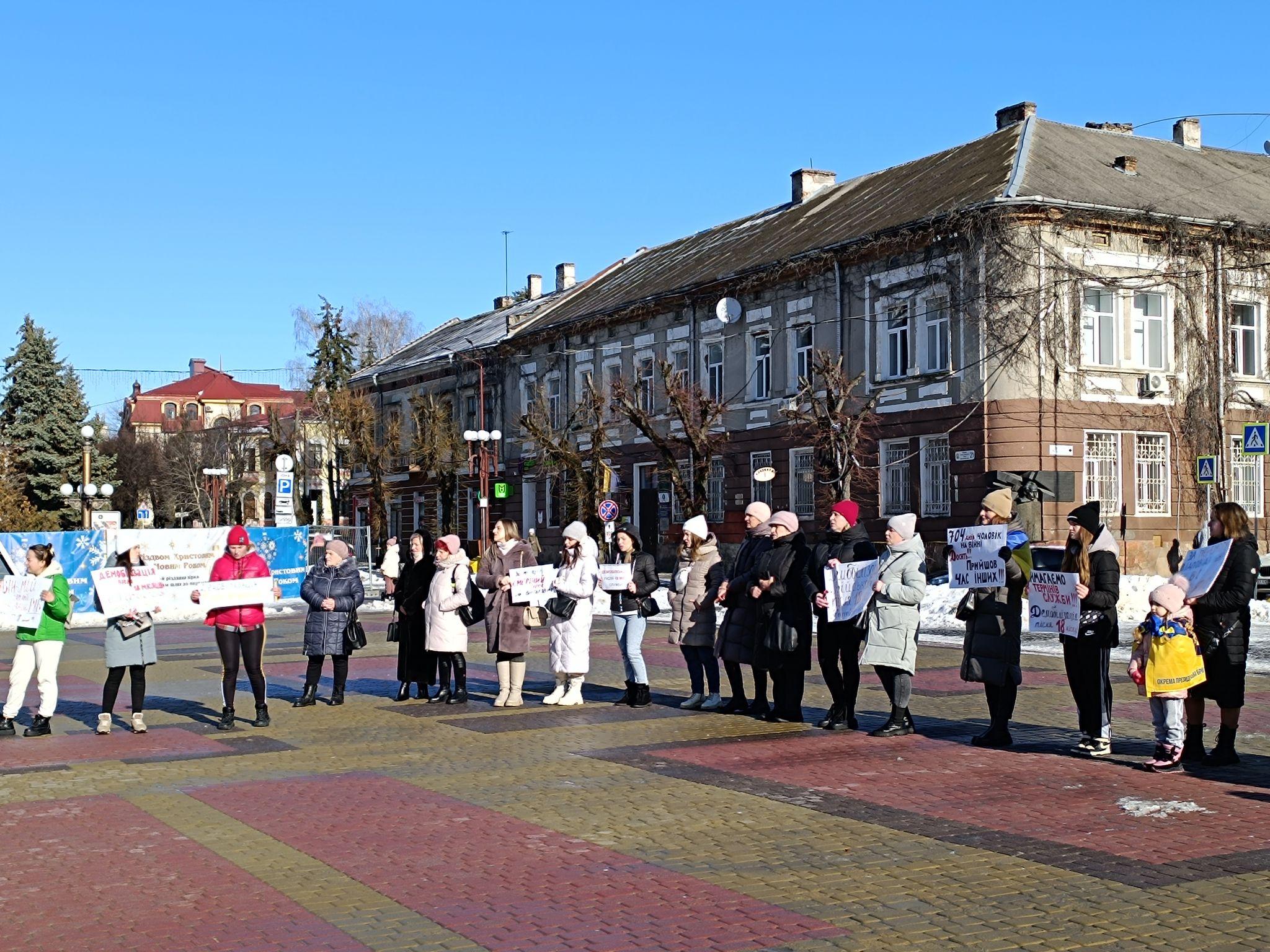 Новини Тернополя - фото з «Вимагаємо термінів служби!», «Військові теж втомлюються»: у центр Тернополя вийшли мітингувальники