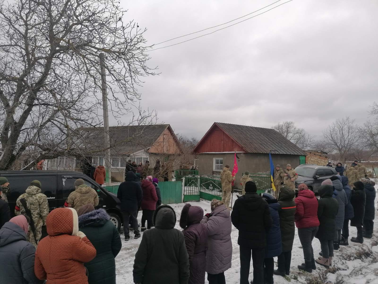 Новини Хмельницького - фото з Загинули військові з Хмельниччини: Сергій Ступницький, Сергій Кузема, Олександр Вербило Возможно, это изображение 16 человек и дерево