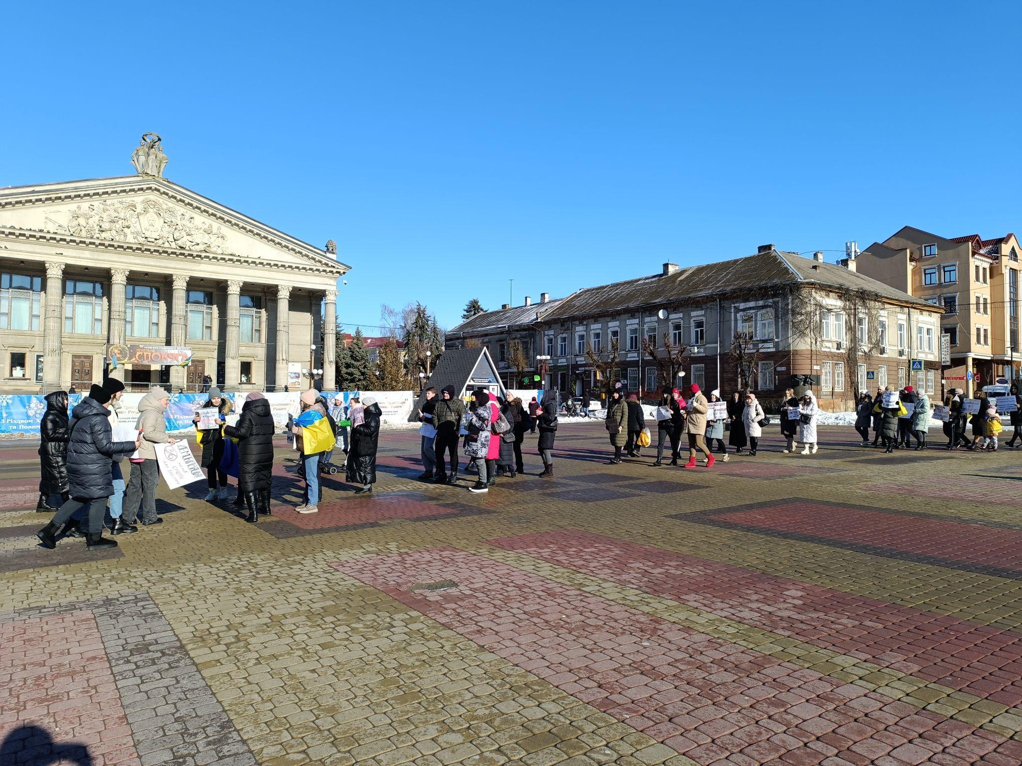 Новини Тернополя - фото з «Вимагаємо термінів служби!», «Військові теж втомлюються»: у центр Тернополя вийшли мітингувальники
