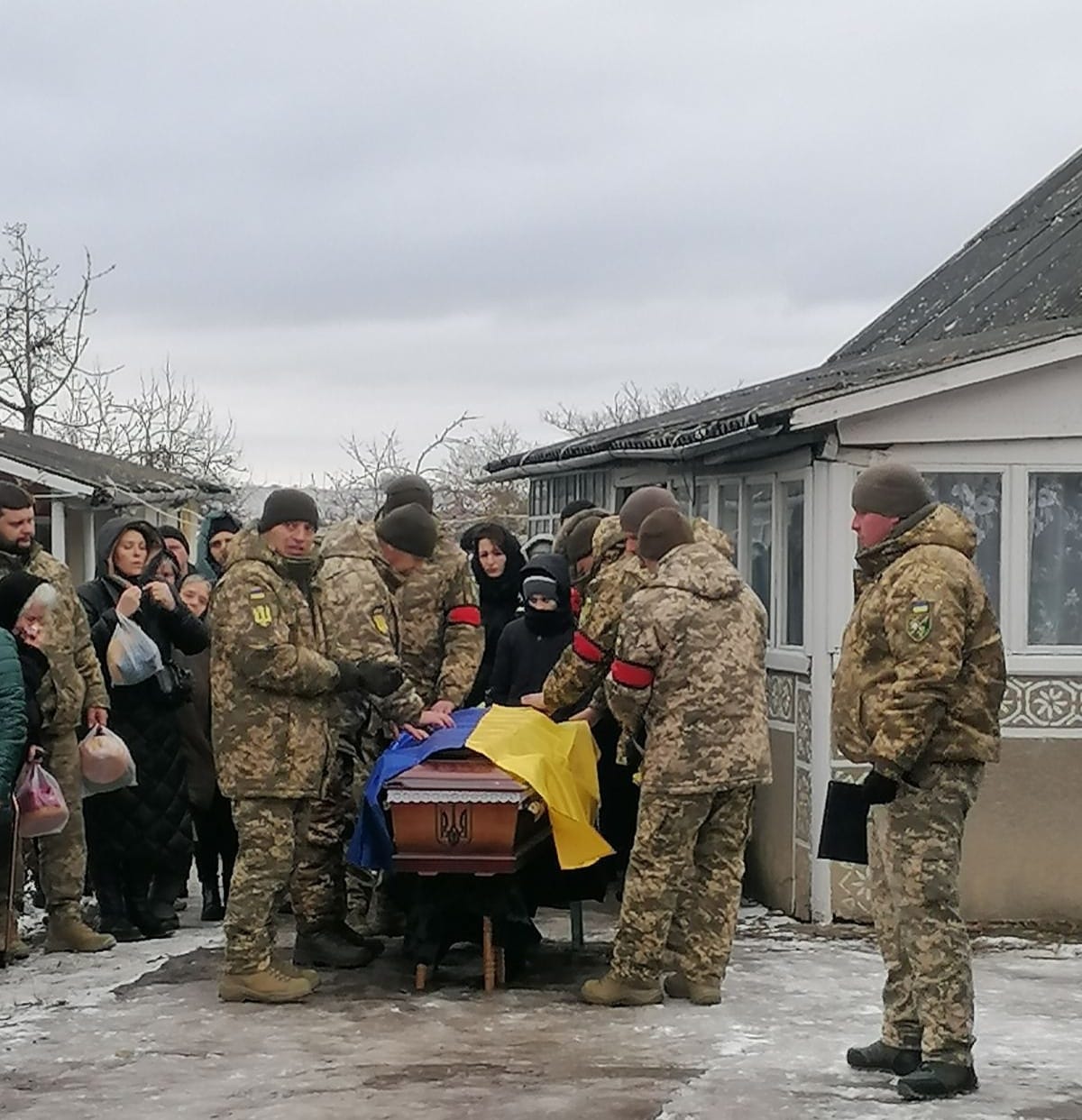 Новини Хмельницького - фото з Загинули військові з Хмельниччини: Сергій Ступницький, Сергій Кузема, Олександр Вербило Возможно, это изображение 8 человек