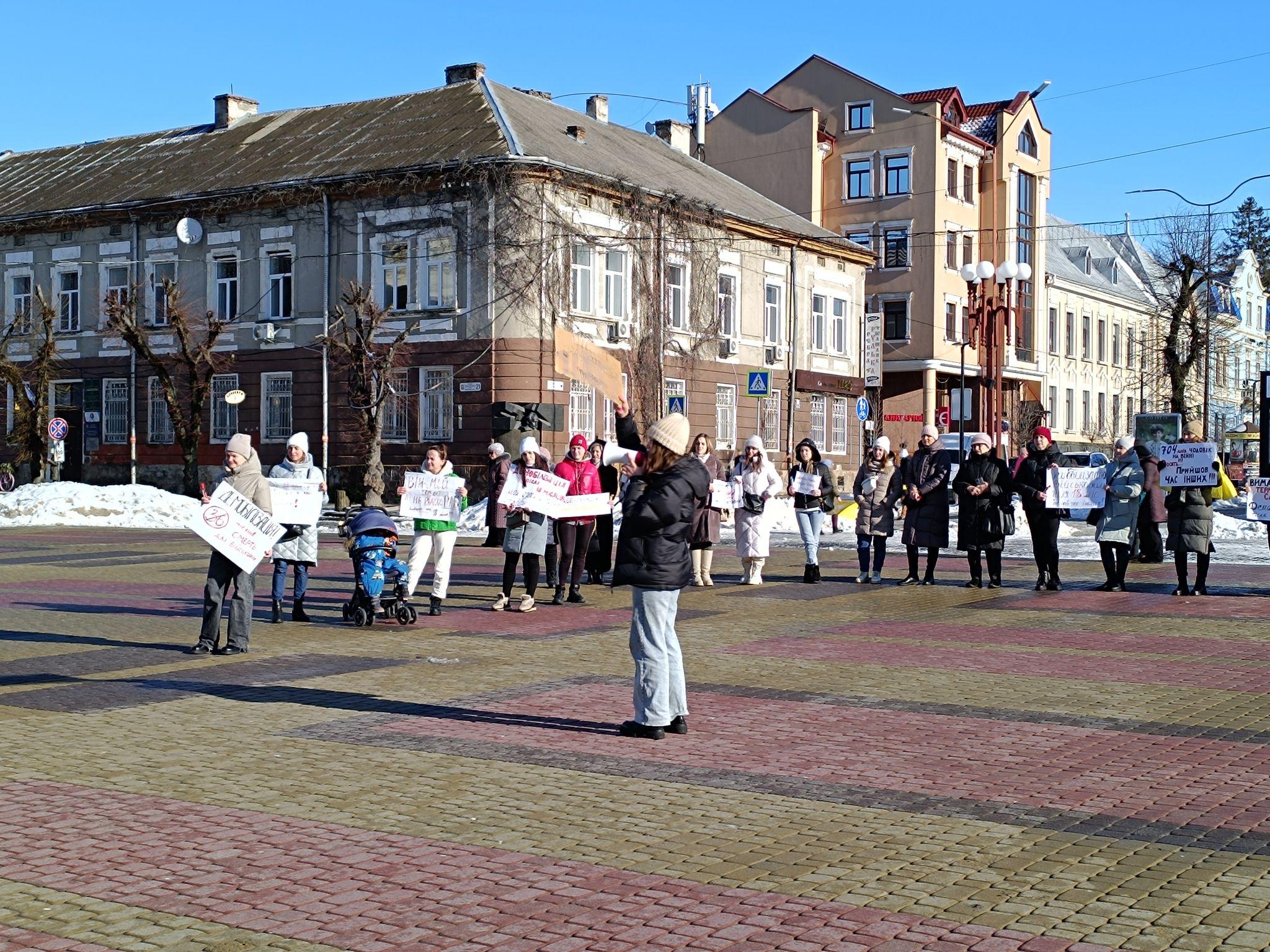 Новини Тернополя - фото з «Вимагаємо термінів служби!», «Військові теж втомлюються»: у центр Тернополя вийшли мітингувальники