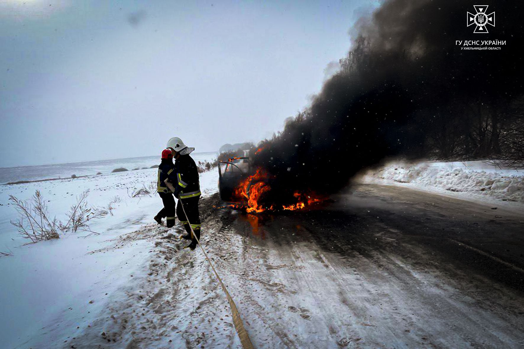 Новини Хмельницького - фото з Спалахнув під час руху: на трасі до Теофіполя загорівся автомобіль (ВІДЕО)
