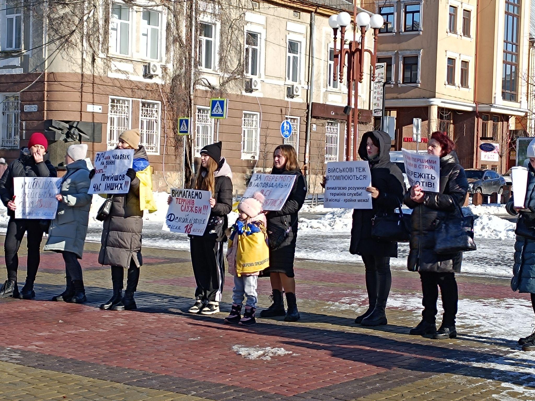 Новини Тернополя - фото з «Вимагаємо термінів служби!», «Військові теж втомлюються»: у центр Тернополя вийшли мітингувальники