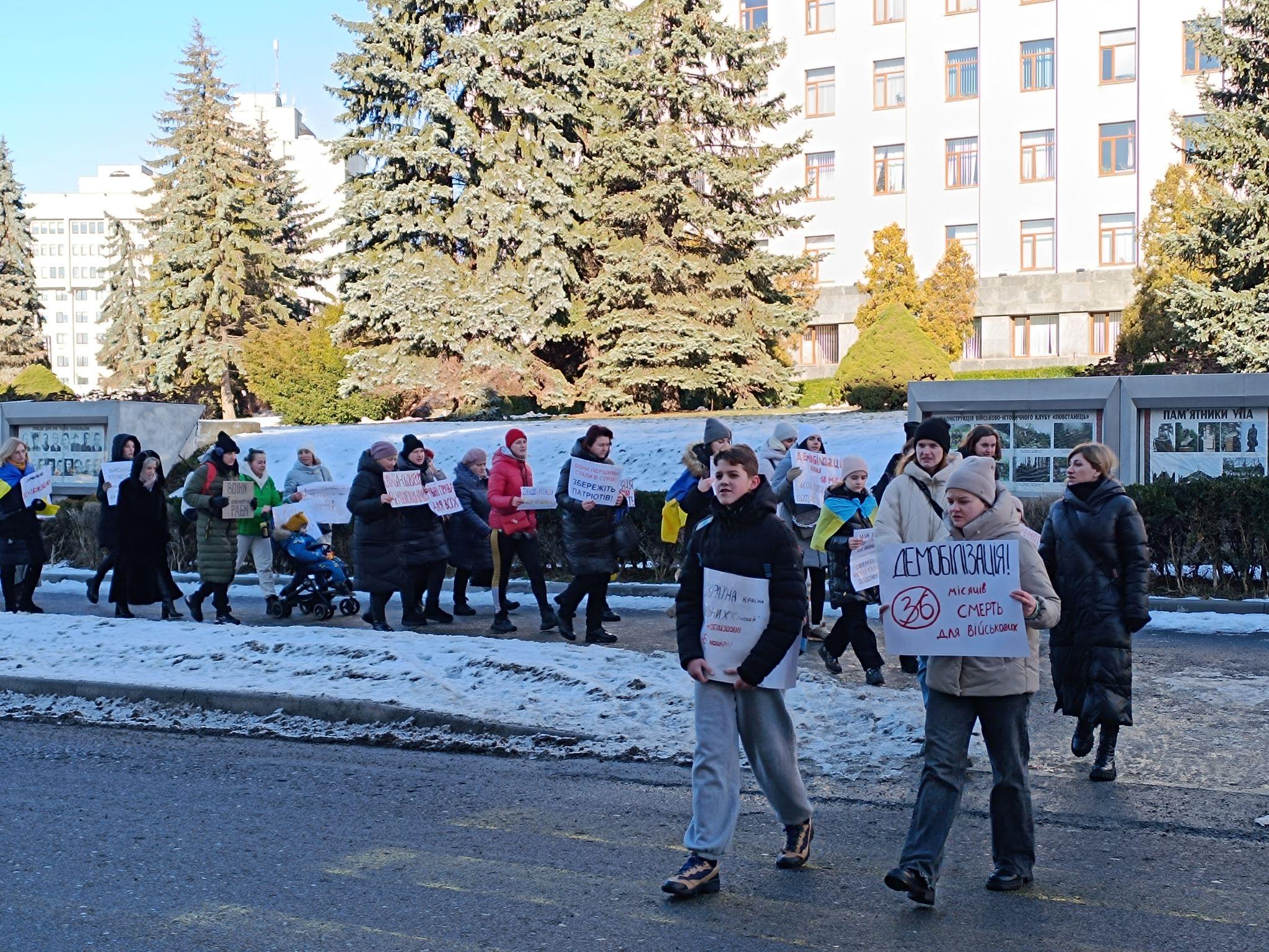 Новини Тернополя - фото з «Вимагаємо термінів служби!», «Військові теж втомлюються»: у центр Тернополя вийшли мітингувальники