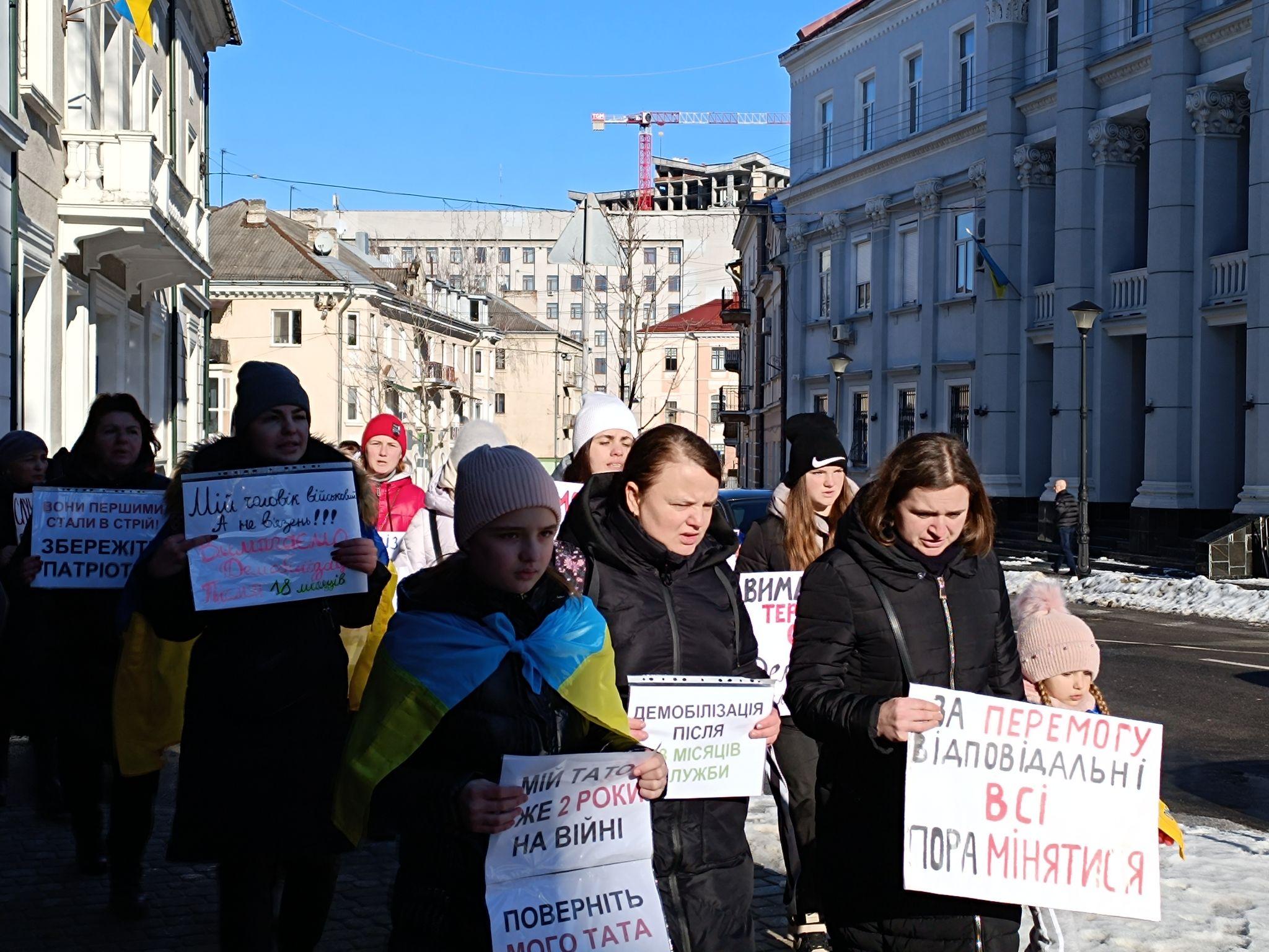 Новини Тернополя - фото з «Вимагаємо термінів служби!», «Військові теж втомлюються»: у центр Тернополя вийшли мітингувальники