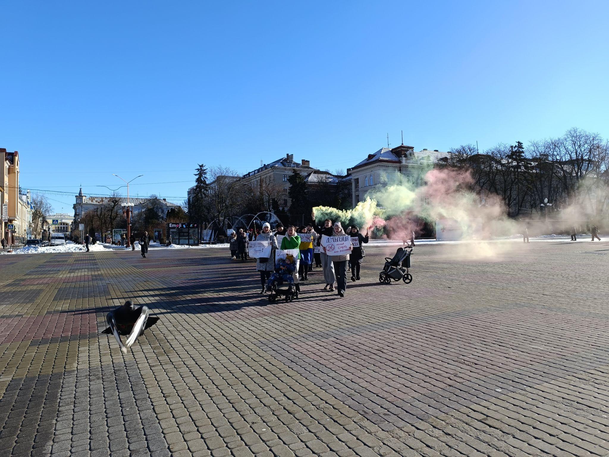 Новини Тернополя - фото з «Вимагаємо термінів служби!», «Військові теж втомлюються»: у центр Тернополя вийшли мітингувальники
