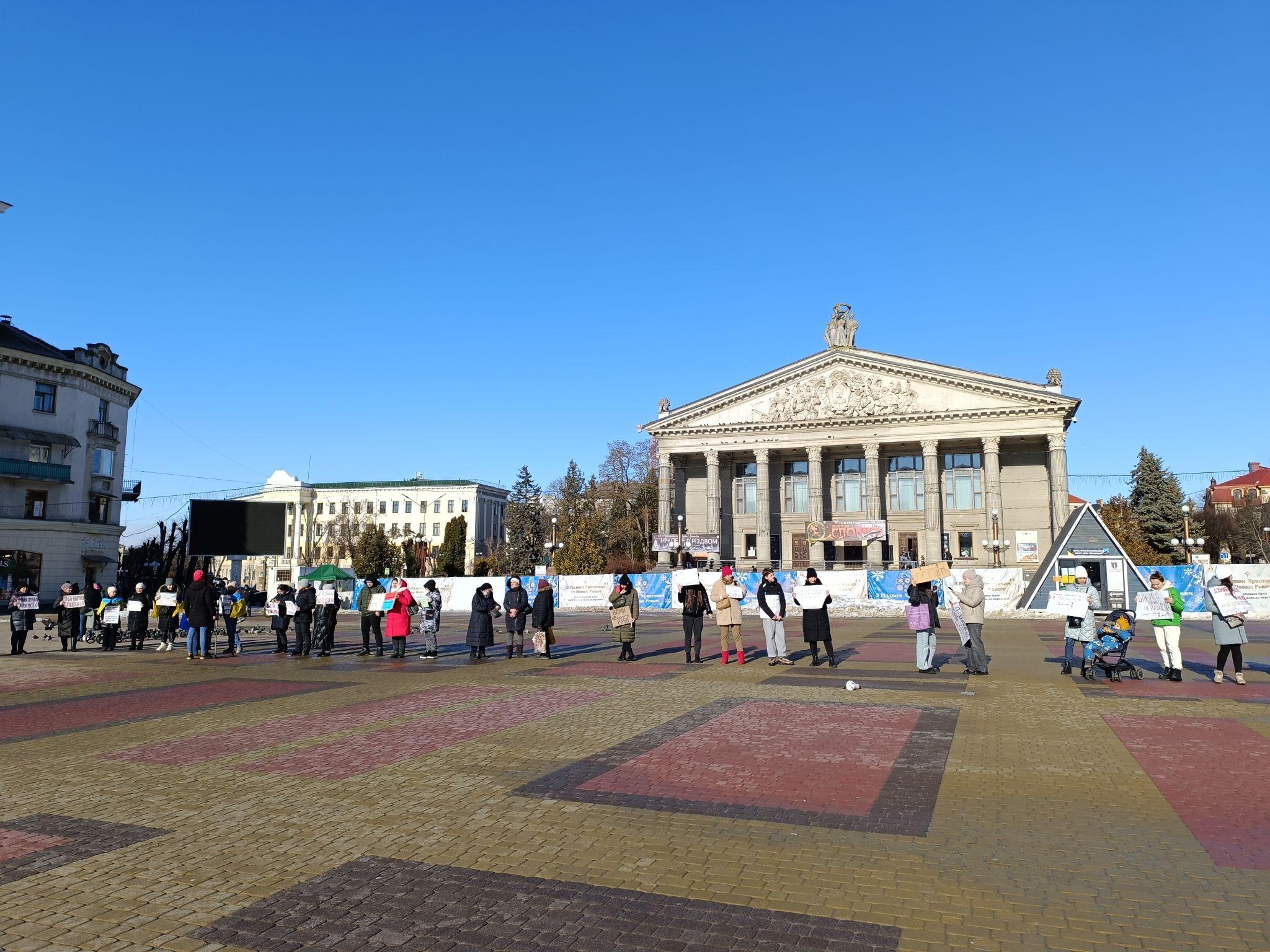 Новини Тернополя - фото з «Вимагаємо термінів служби!», «Військові теж втомлюються»: у центр Тернополя вийшли мітингувальники