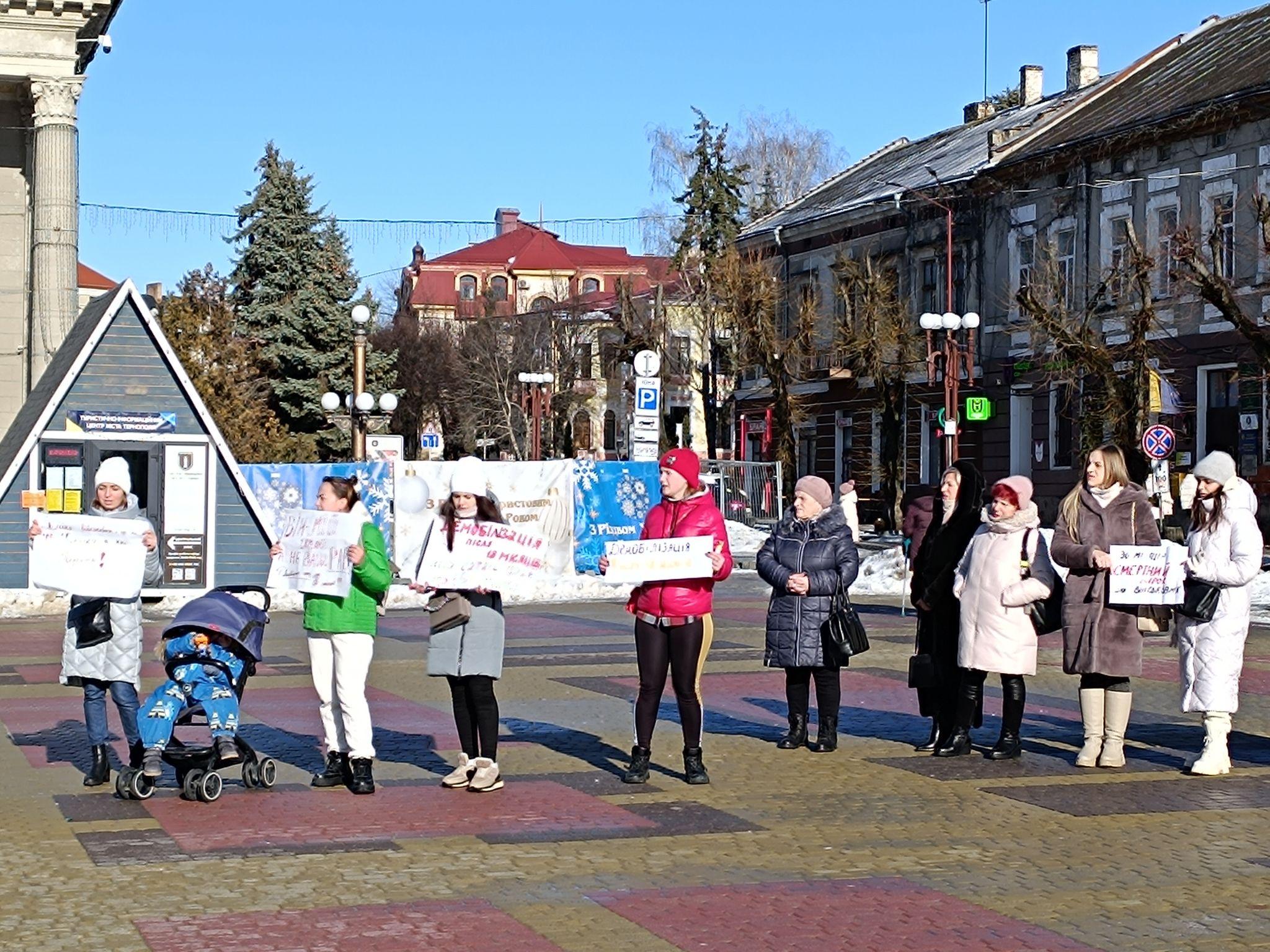 Новини Тернополя - фото з «Вимагаємо термінів служби!», «Військові теж втомлюються»: у центр Тернополя вийшли мітингувальники
